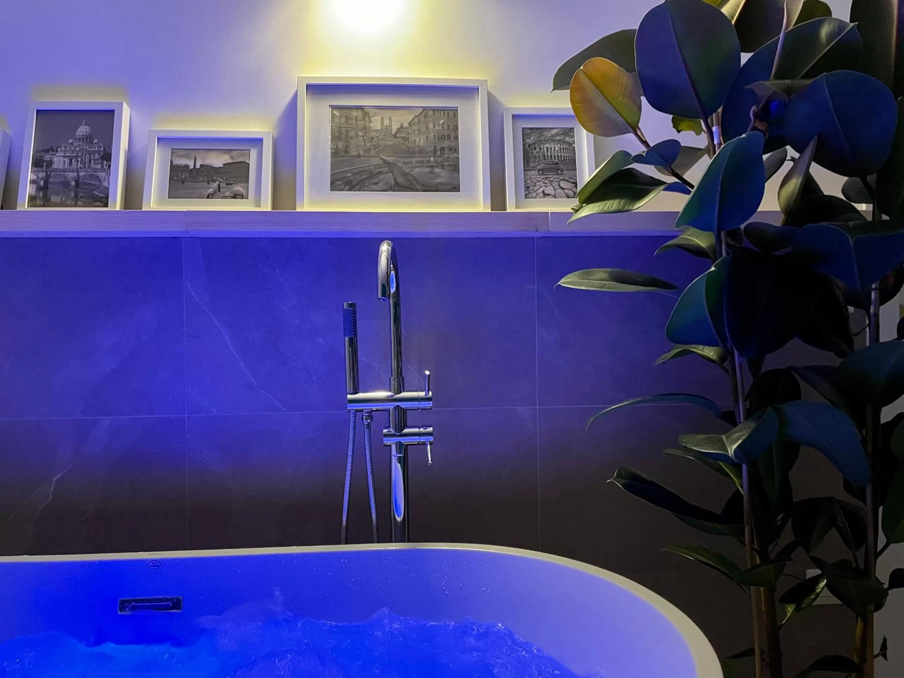 Hot Tub in Le Coq Suites