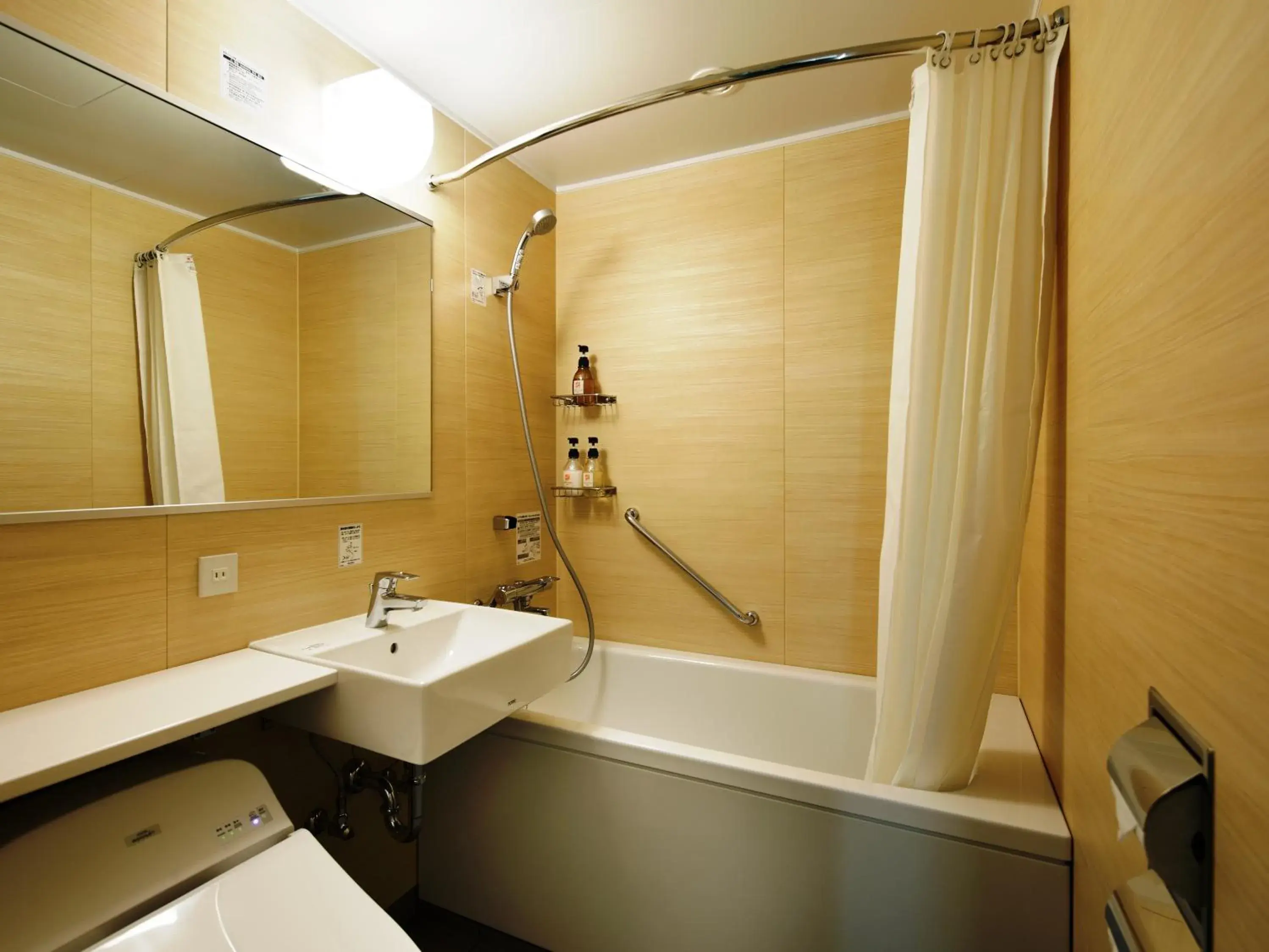 Photo of the whole room, Bathroom in Hatago Inn Shizuoka Yoshida IC