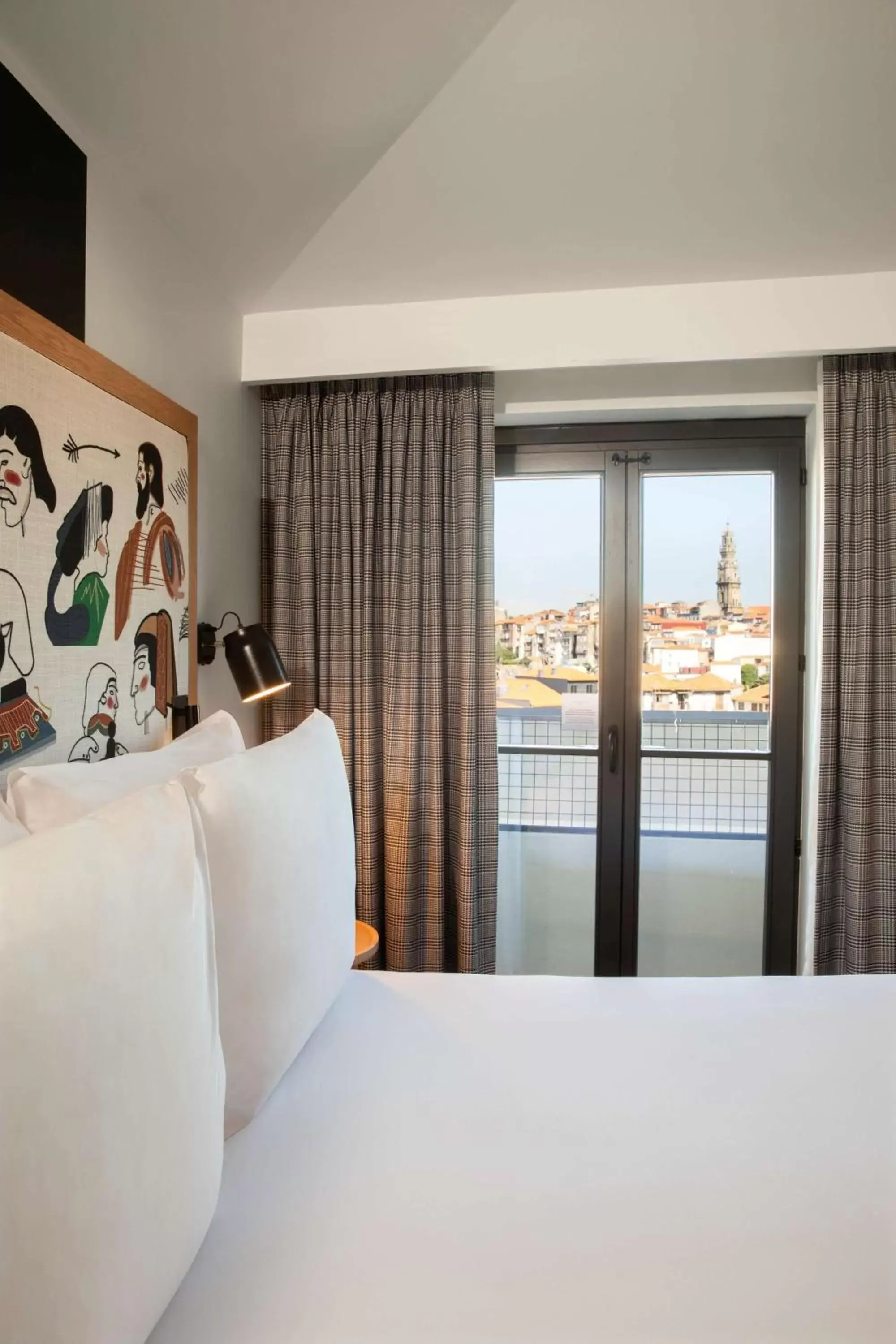 Bed in Se Catedral Hotel Porto, Tapestry Collection By Hilton