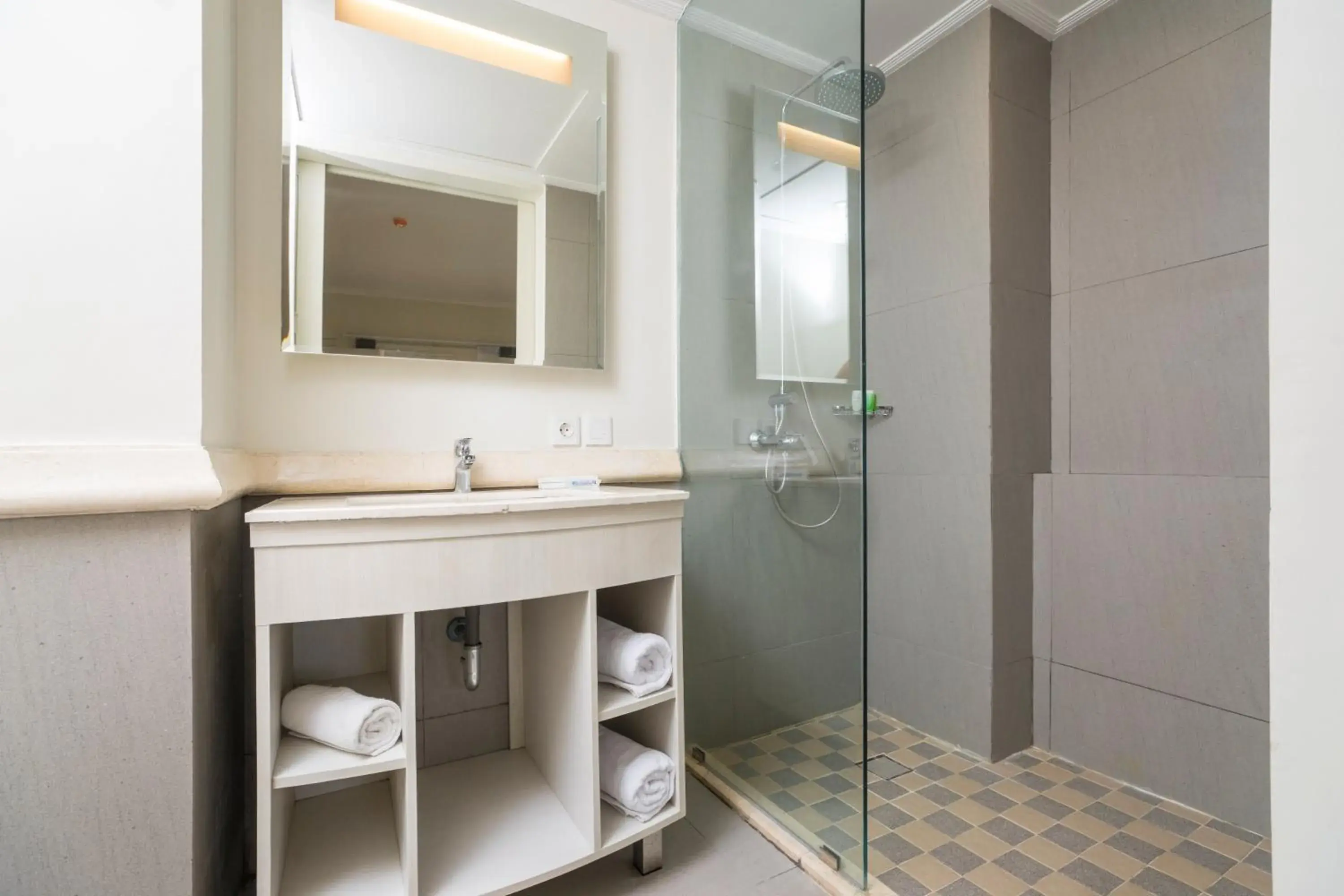 Shower, Bathroom in Alron Hotel Kuta Powered by Archipelago