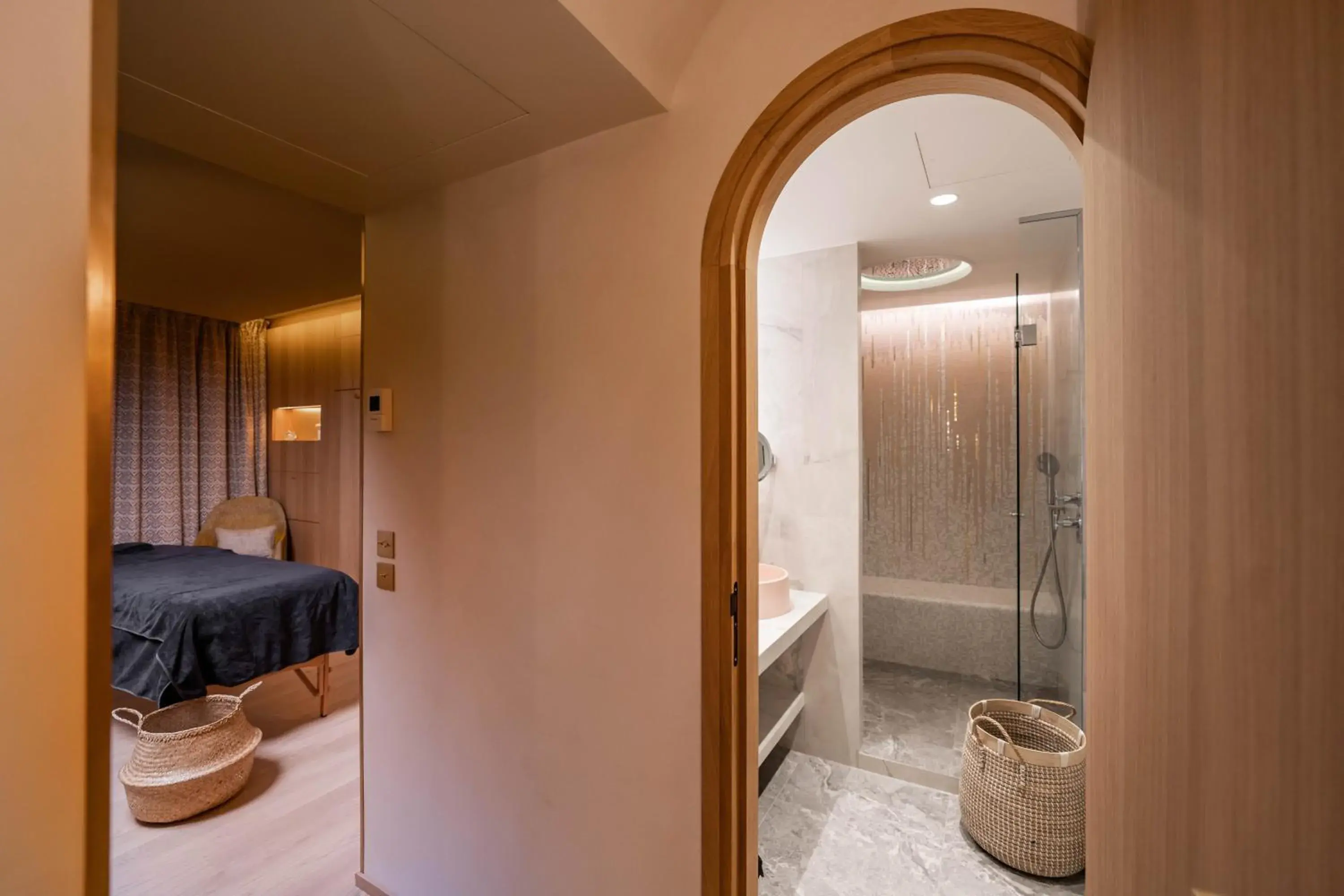 Massage, Bathroom in Hôtel Madison