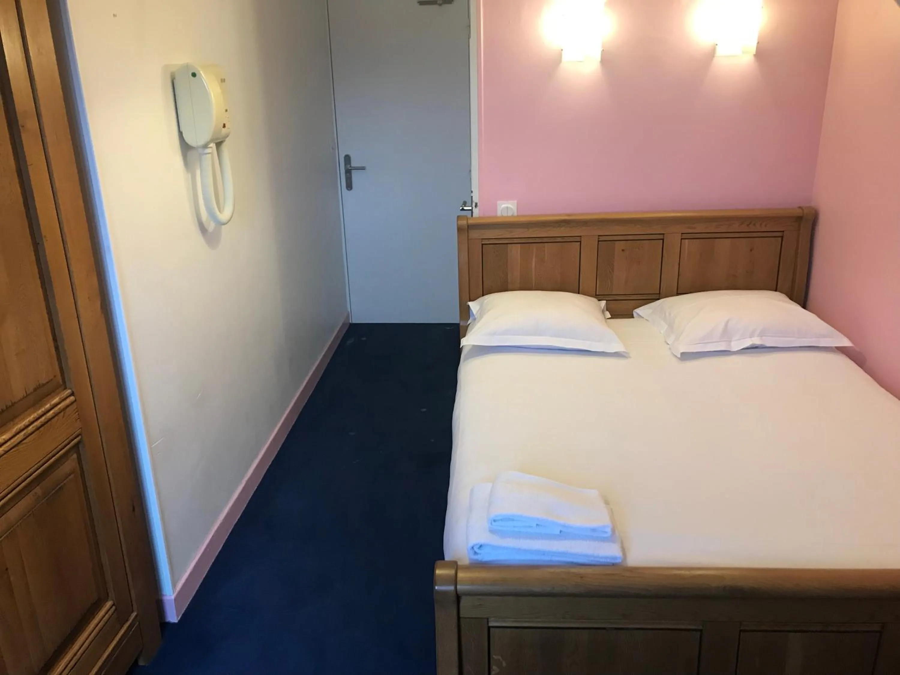 Bed in Hotel Couleurs Sud Centre-ville Gare Charleville-Mézières