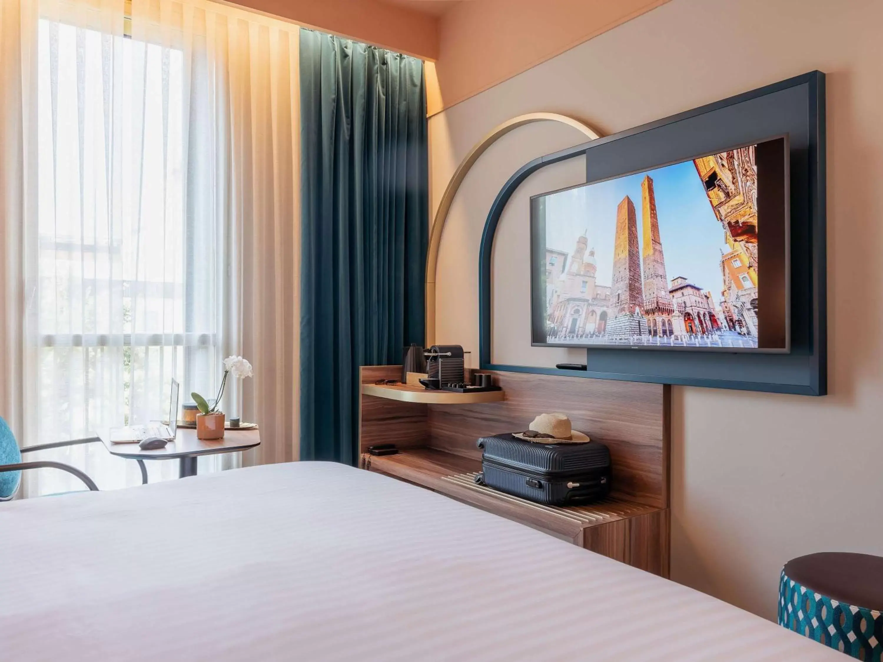 Bedroom, TV/Entertainment Center in Mercure Bologna Centro