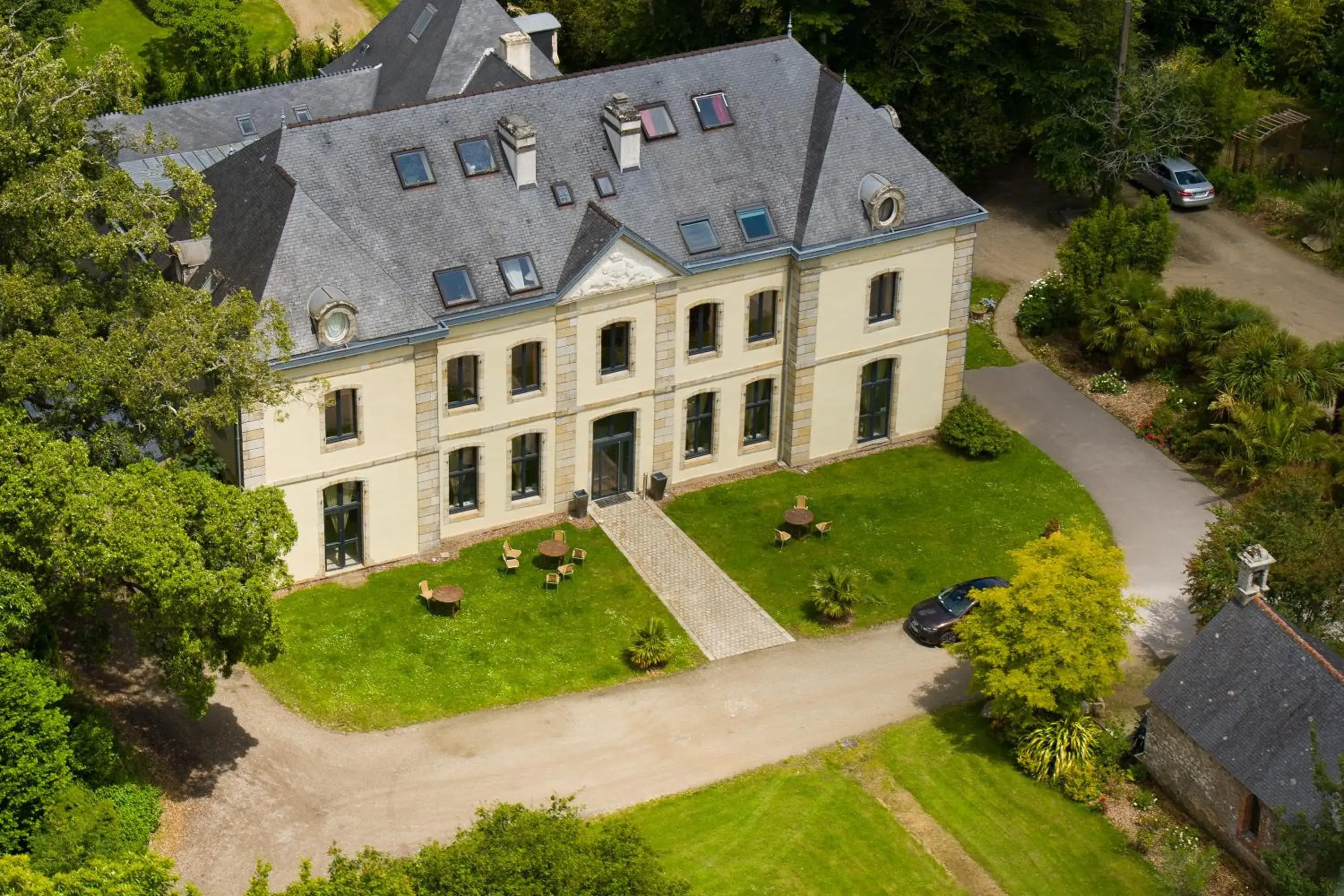 Bird's eye view, Bird's-eye View in Manoir des Indes, The Originals Relais (Relais du Silence)