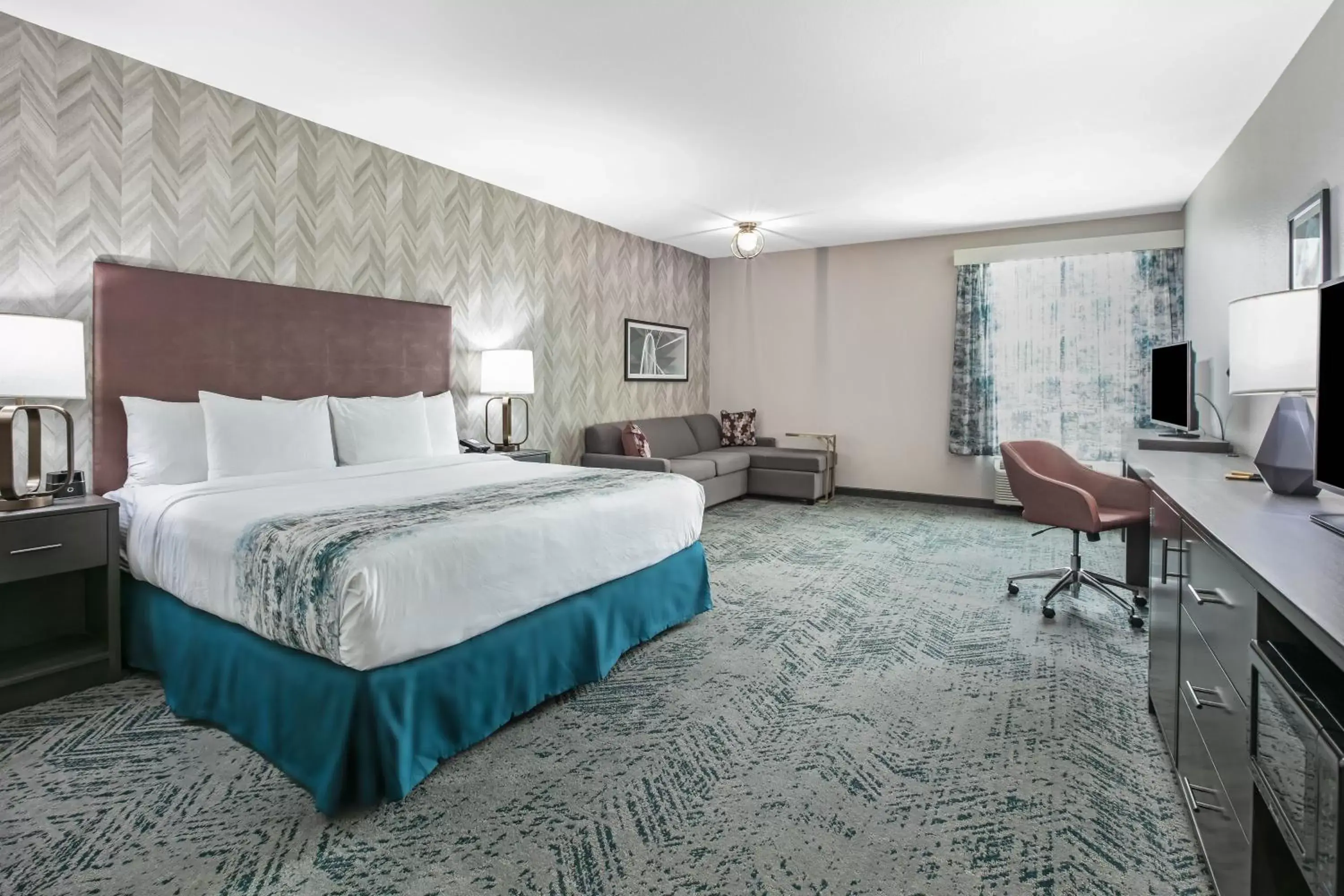 Bed in La Quinta Inn & Suites DFW West-Glade-Parks
