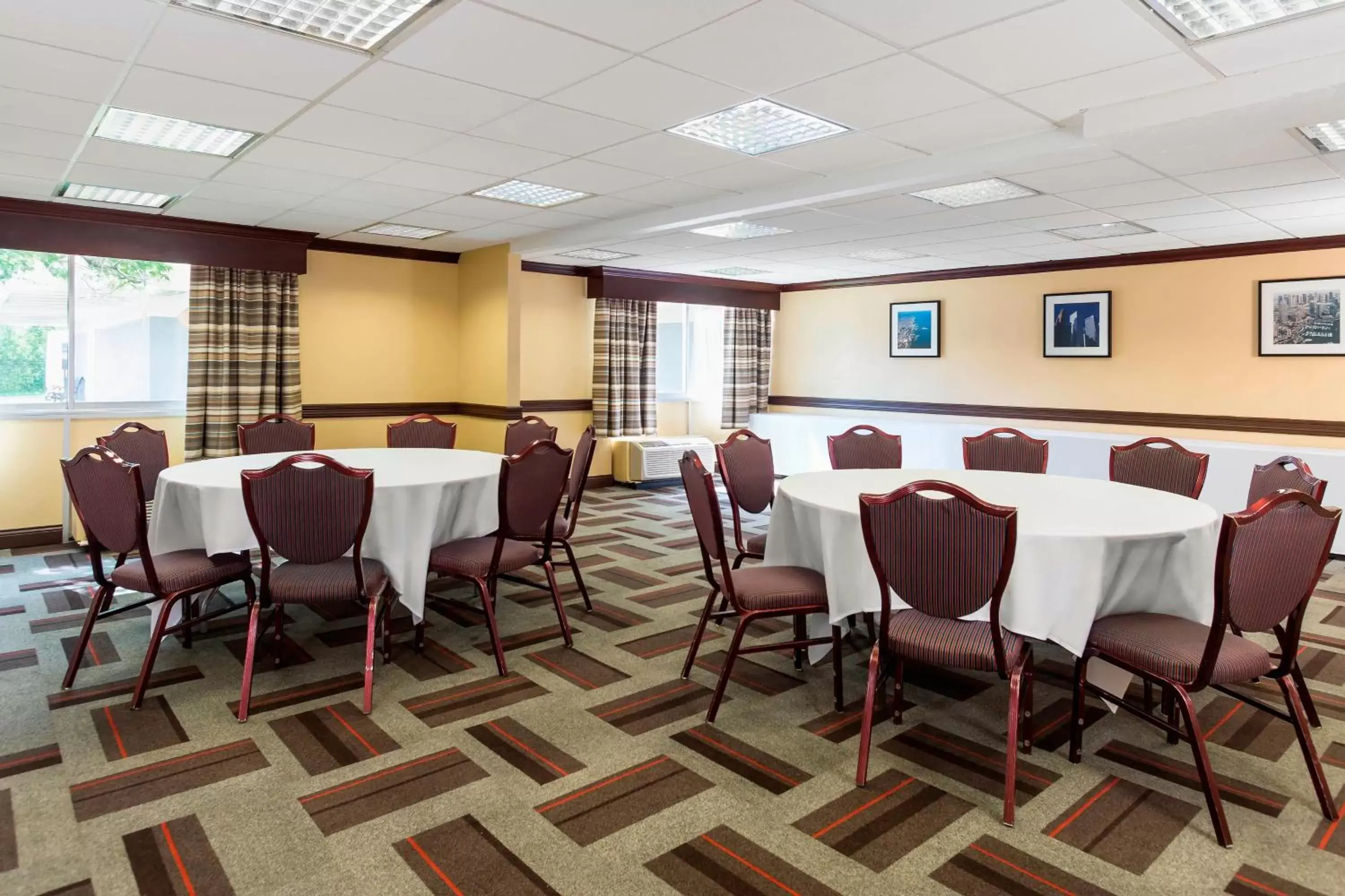 Meeting/conference room in Four Points by Sheraton Chicago O'Hare