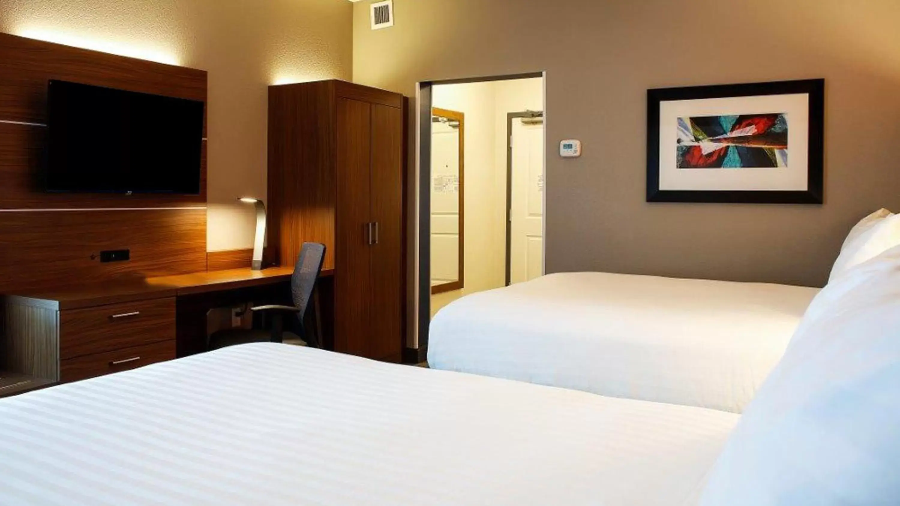 Photo of the whole room, Bed in Holiday Inn Express & Suites Downtown Louisville, an IHG Hotel