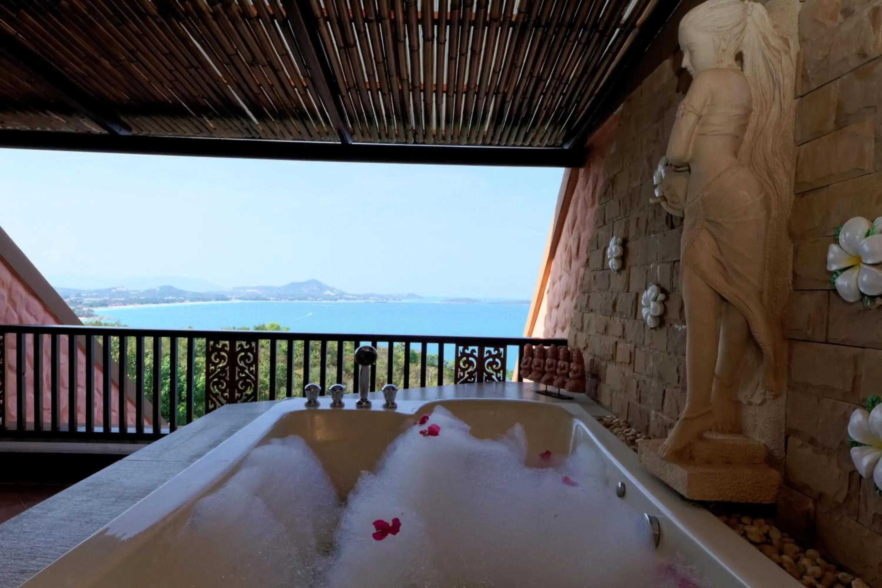 Honeymoon Suite in Samui Bayview Resort & Spa