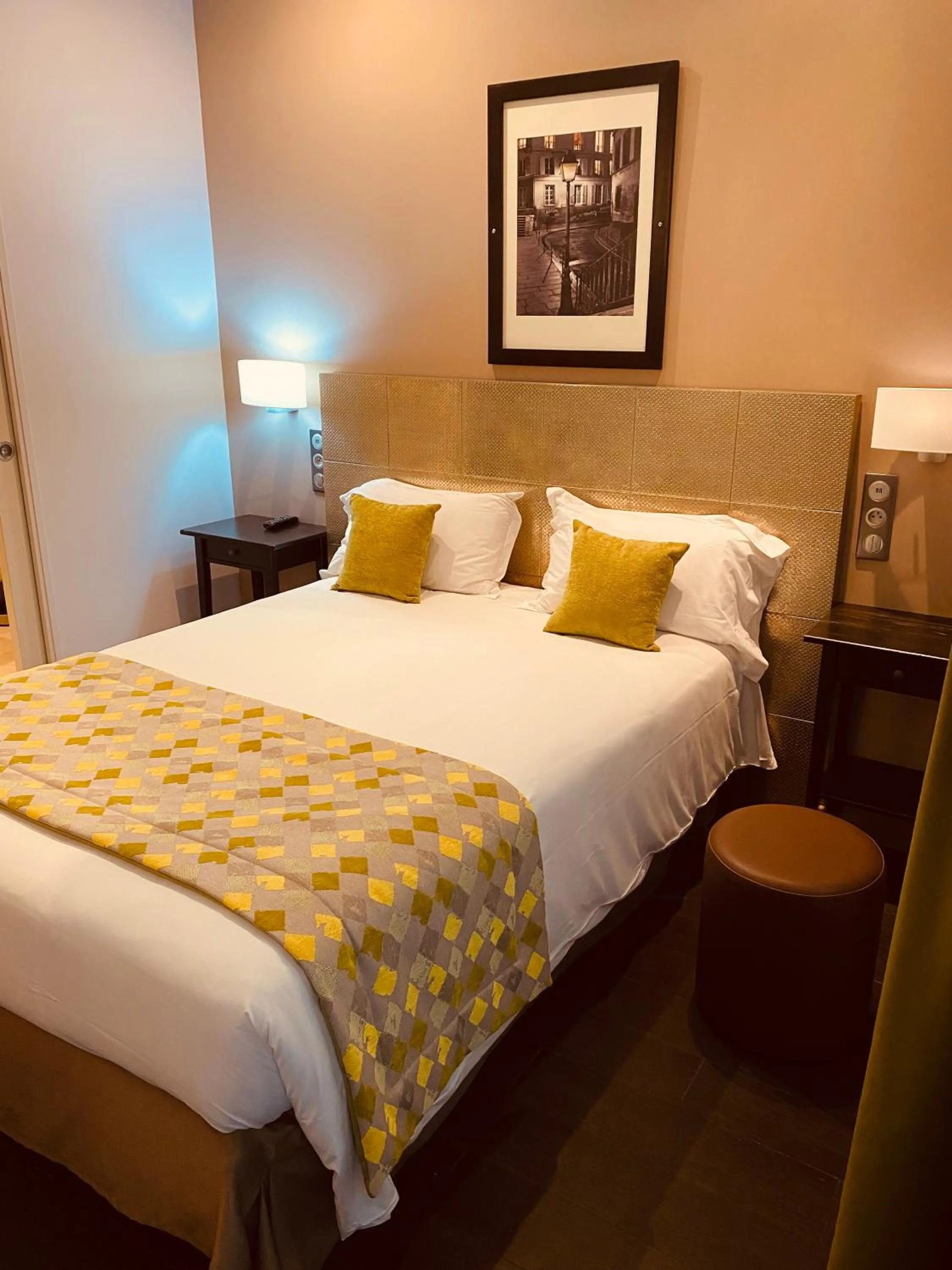 Photo of the whole room, Bed in Hotel Chabrol Opera