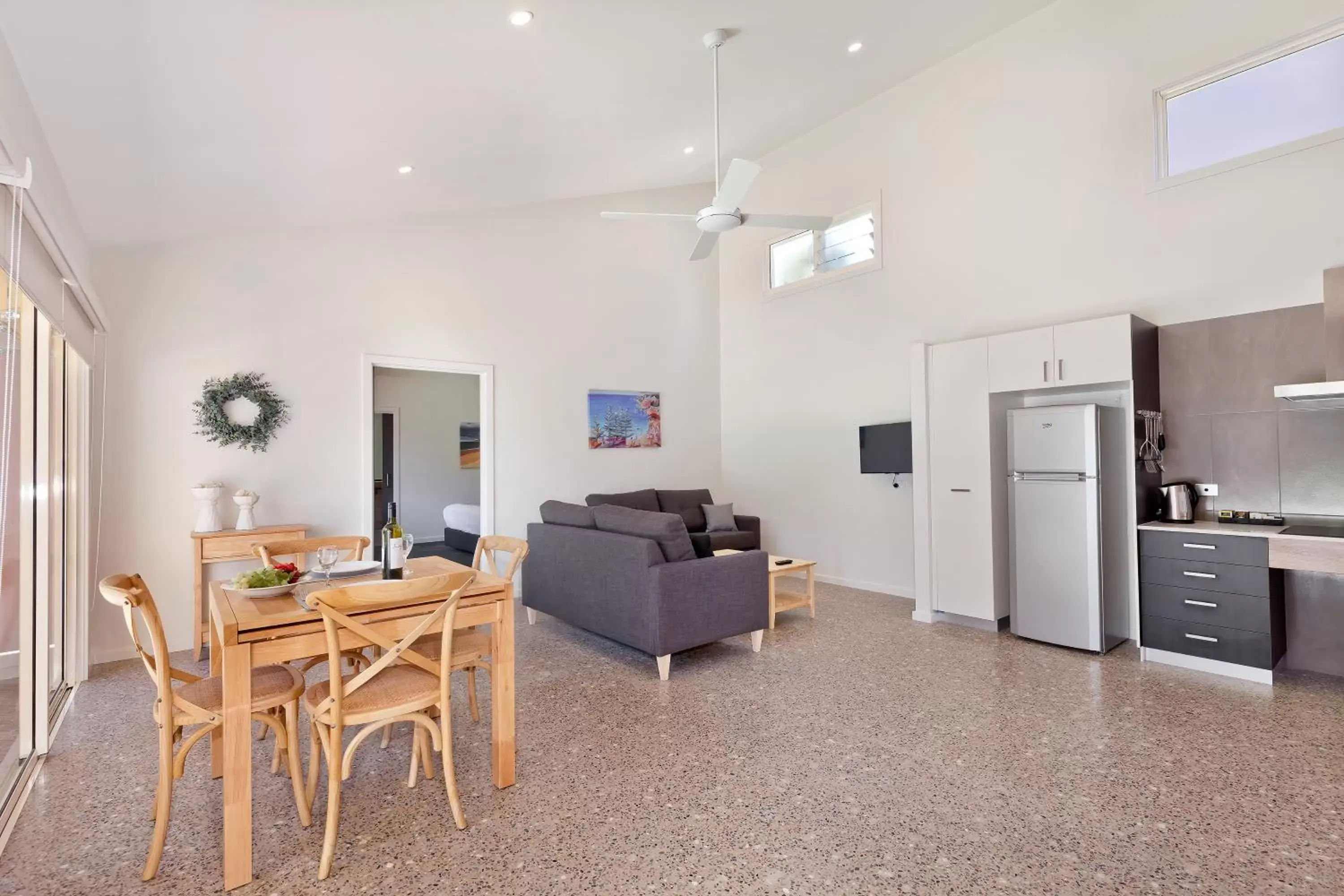 Kitchen or kitchenette, Dining Area in Tathra Beach House Holiday Apartments