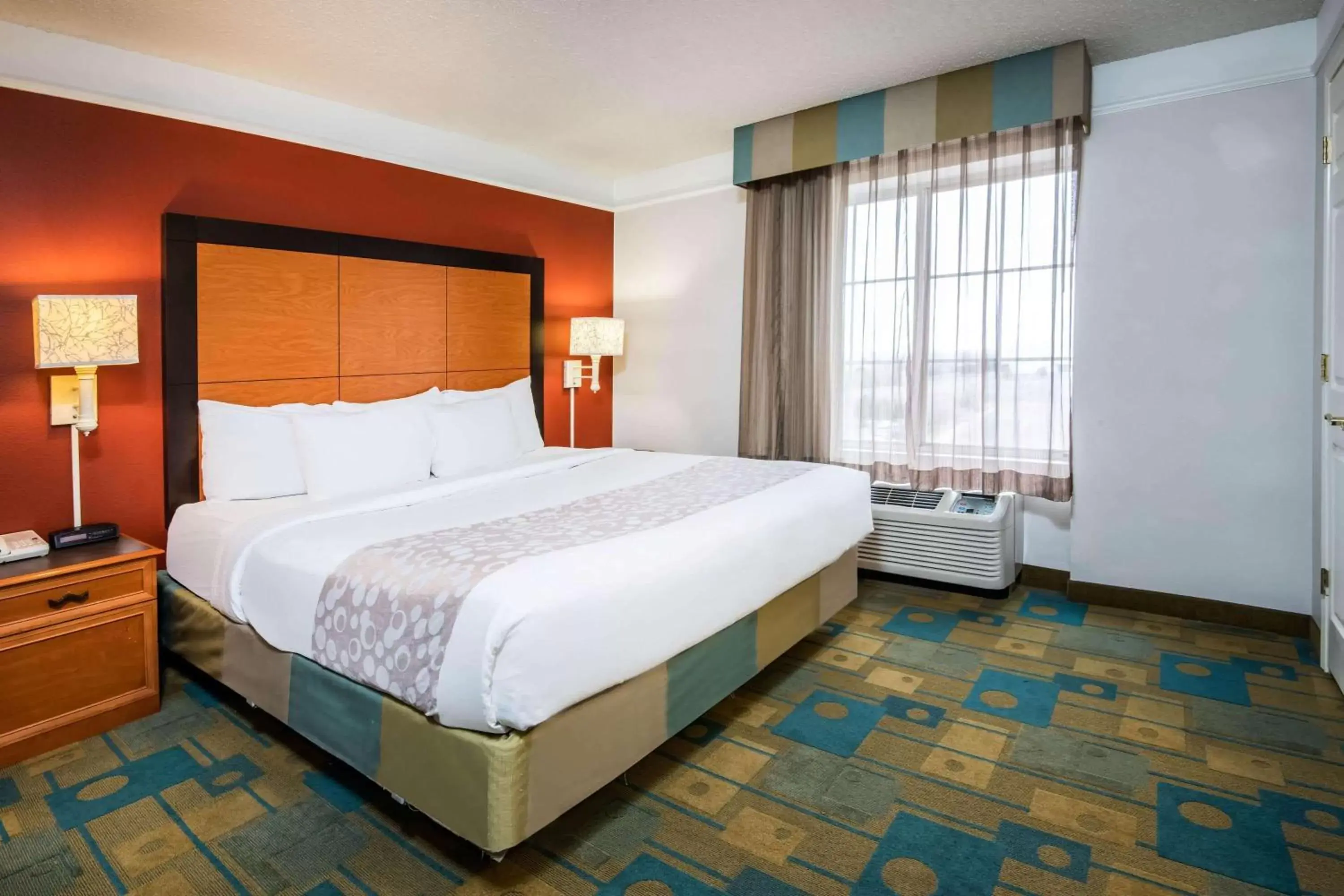 Photo of the whole room, Bed in La Quinta by Wyndham Colorado Springs South Airport