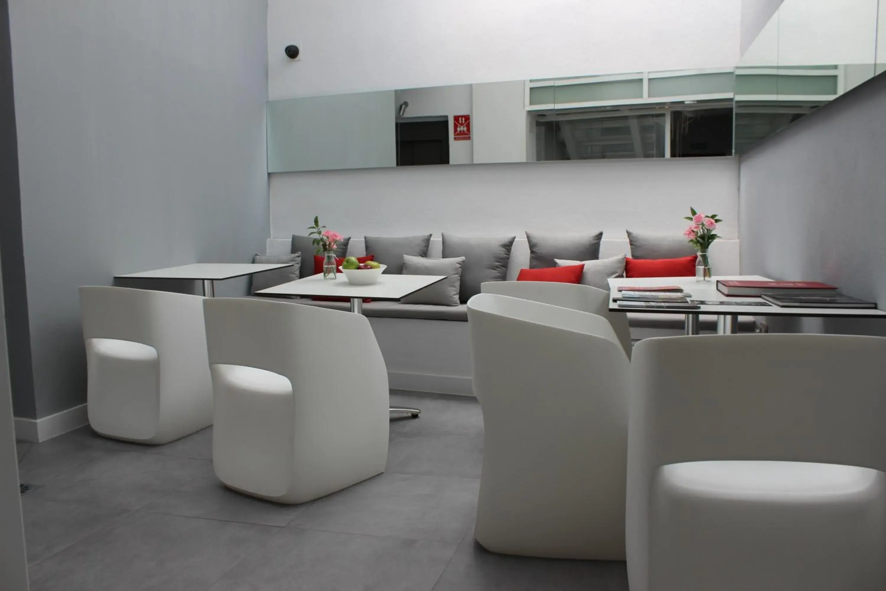 Lounge or bar, Kitchen/Kitchenette in Hotel Boutique Caireles