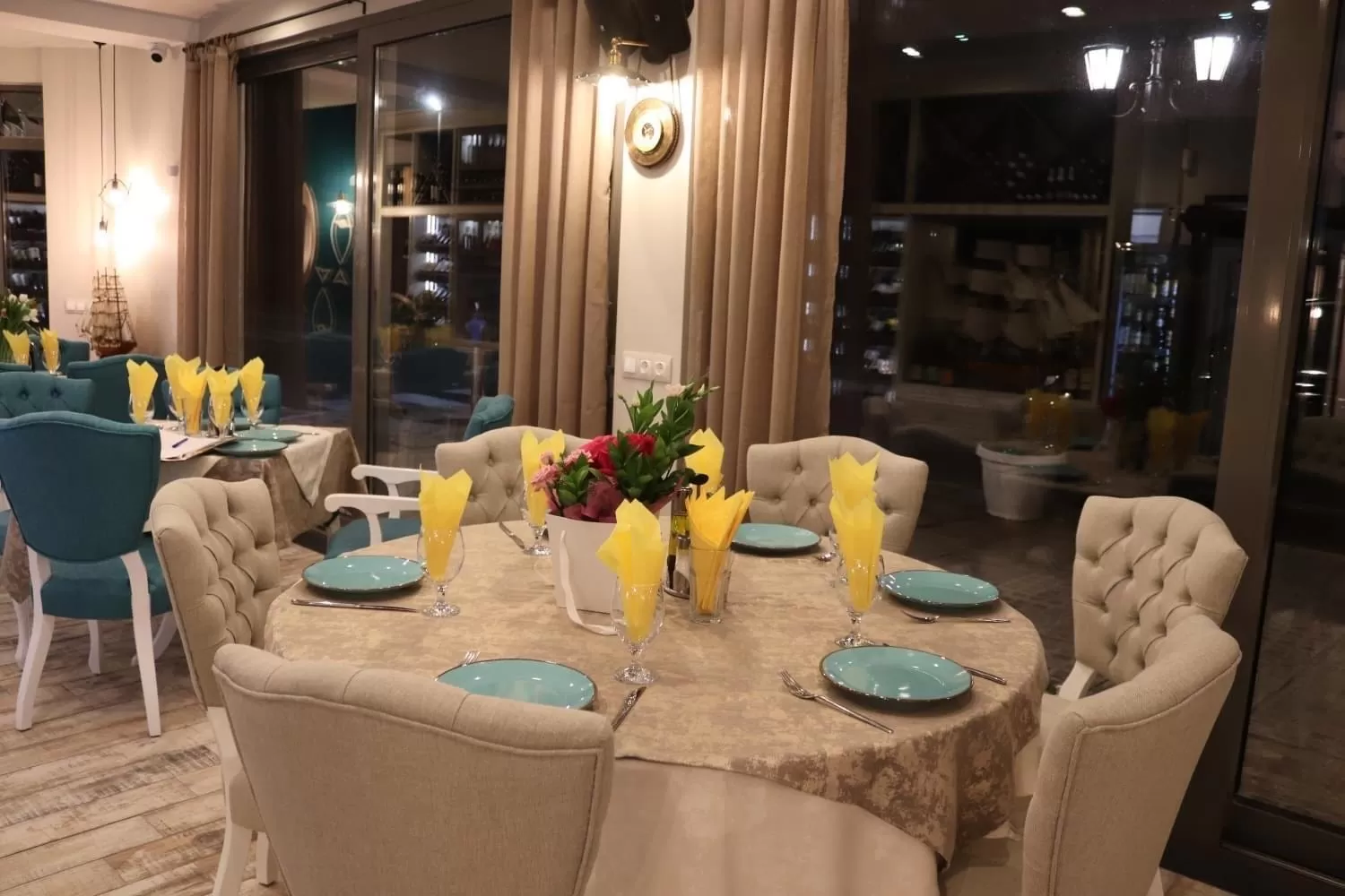 Restaurant/places to eat in Rose Gardens Apart Hotel