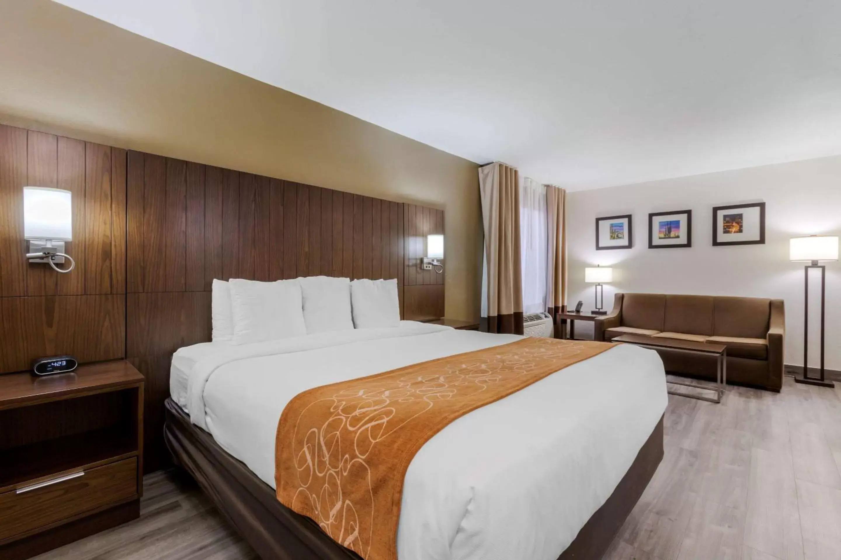 Bedroom, Bed in Comfort Suites At Sabino Canyon