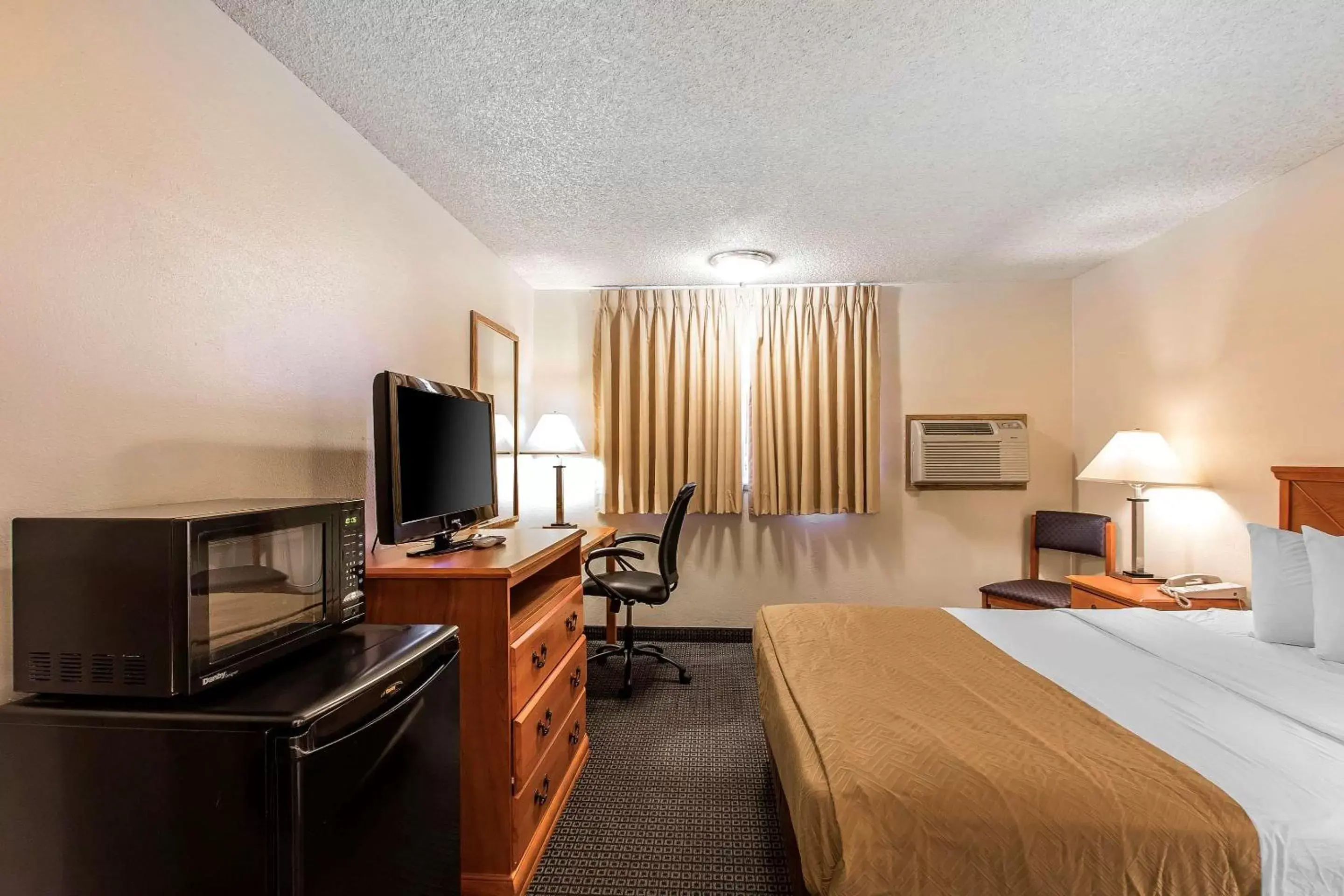 Photo of the whole room, TV/Entertainment Center in Econo Lodge Inn & Suites Clinton