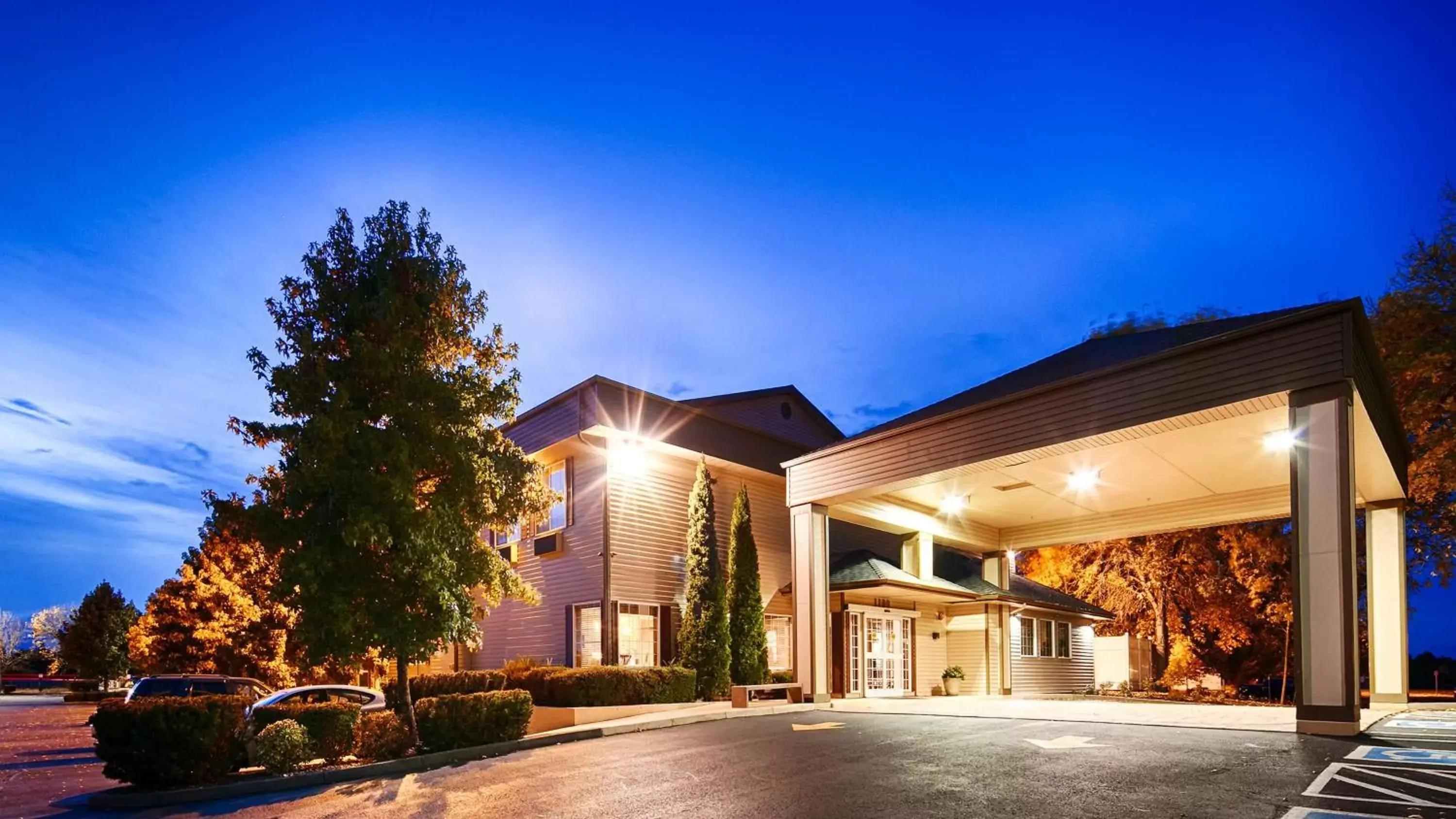 Property Building in Best Western Plus Prairie Inn