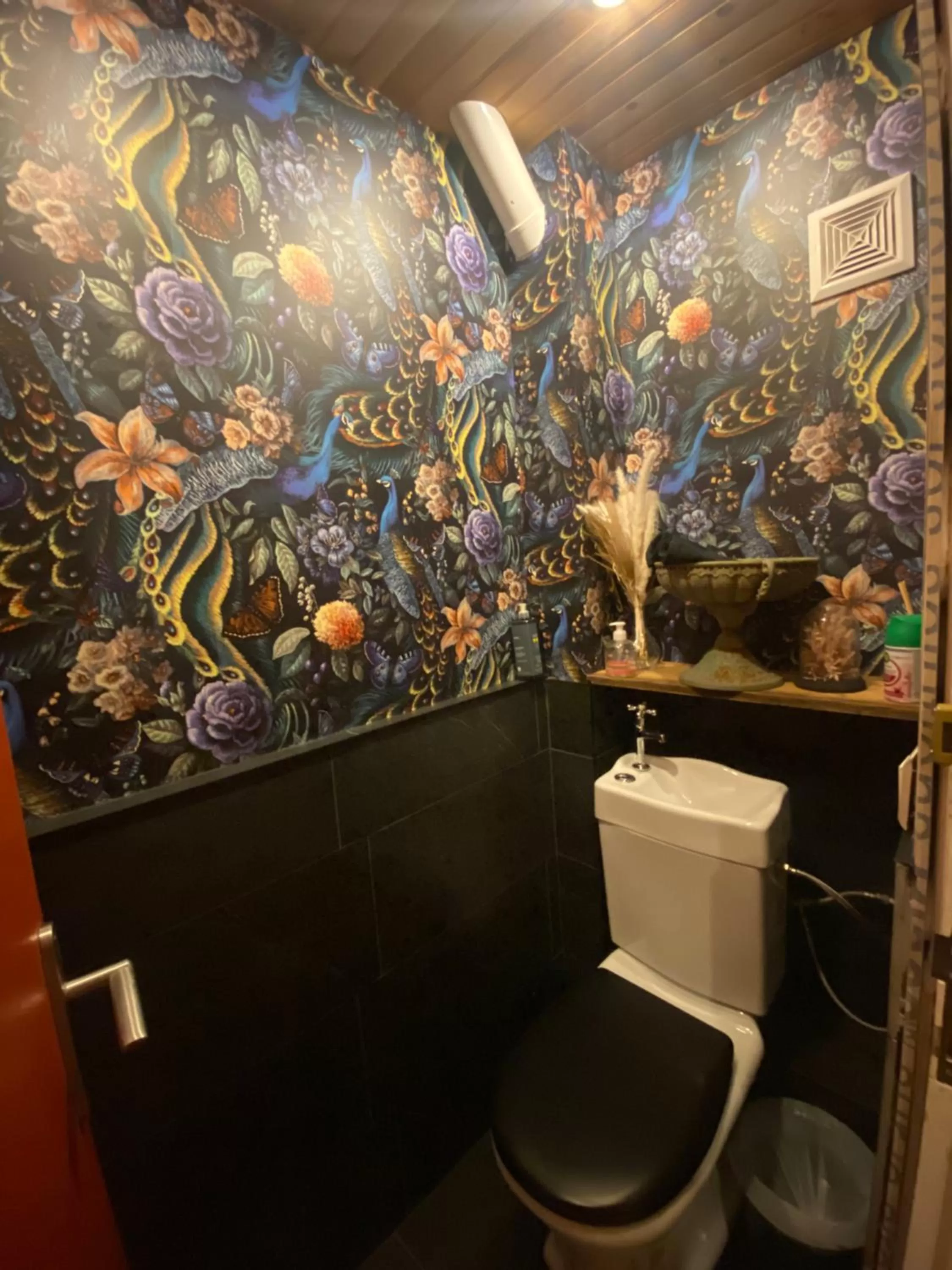 Toilet in Hôtel Restaurant "La Petite Auberge"