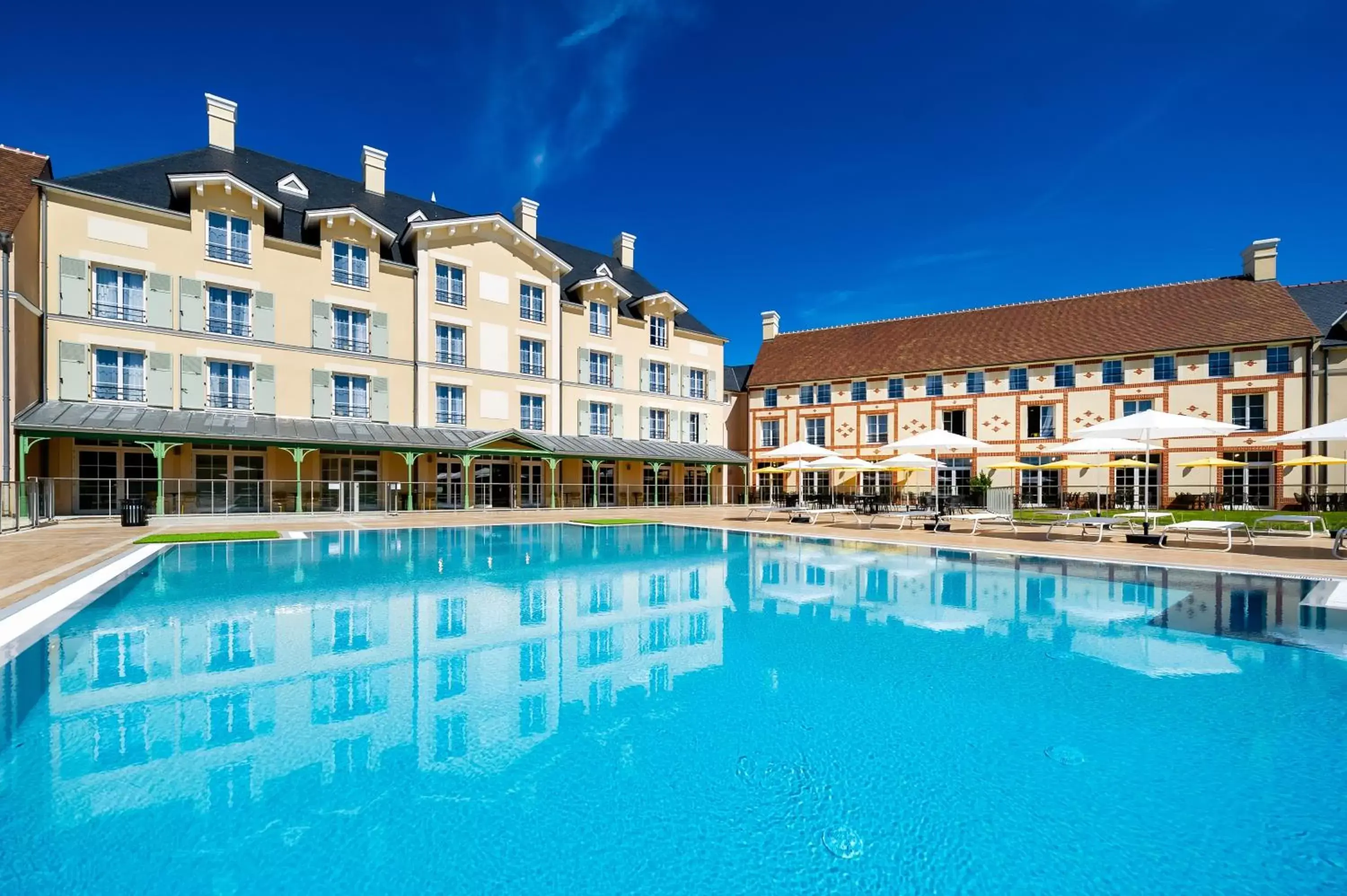Property building, Swimming Pool in Staycity Aparthotels near Disneyland Paris