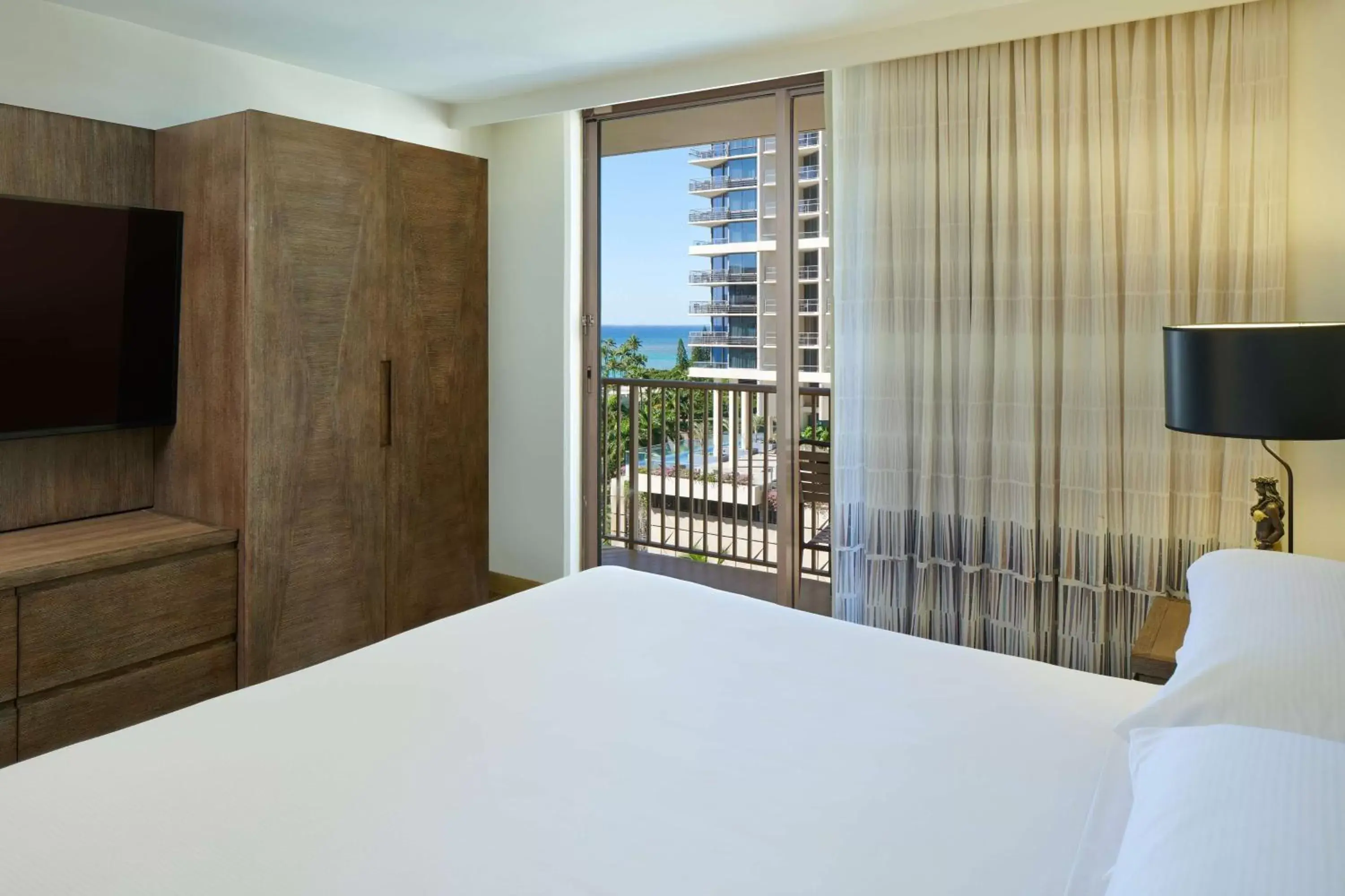 Bed in Embassy Suites by Hilton Waikiki Beach Walk