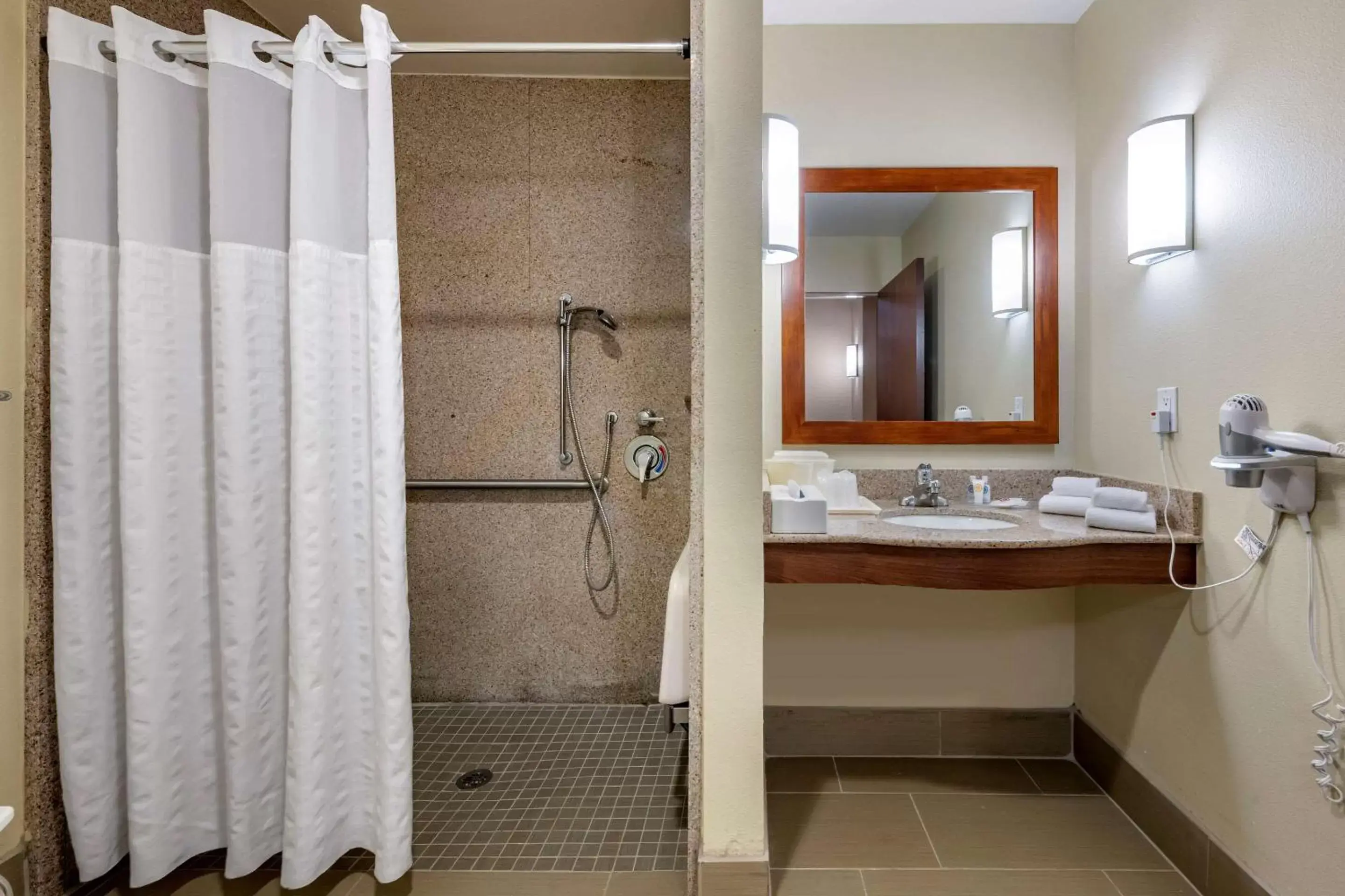 Bathroom in Comfort Suites Orlando Airport