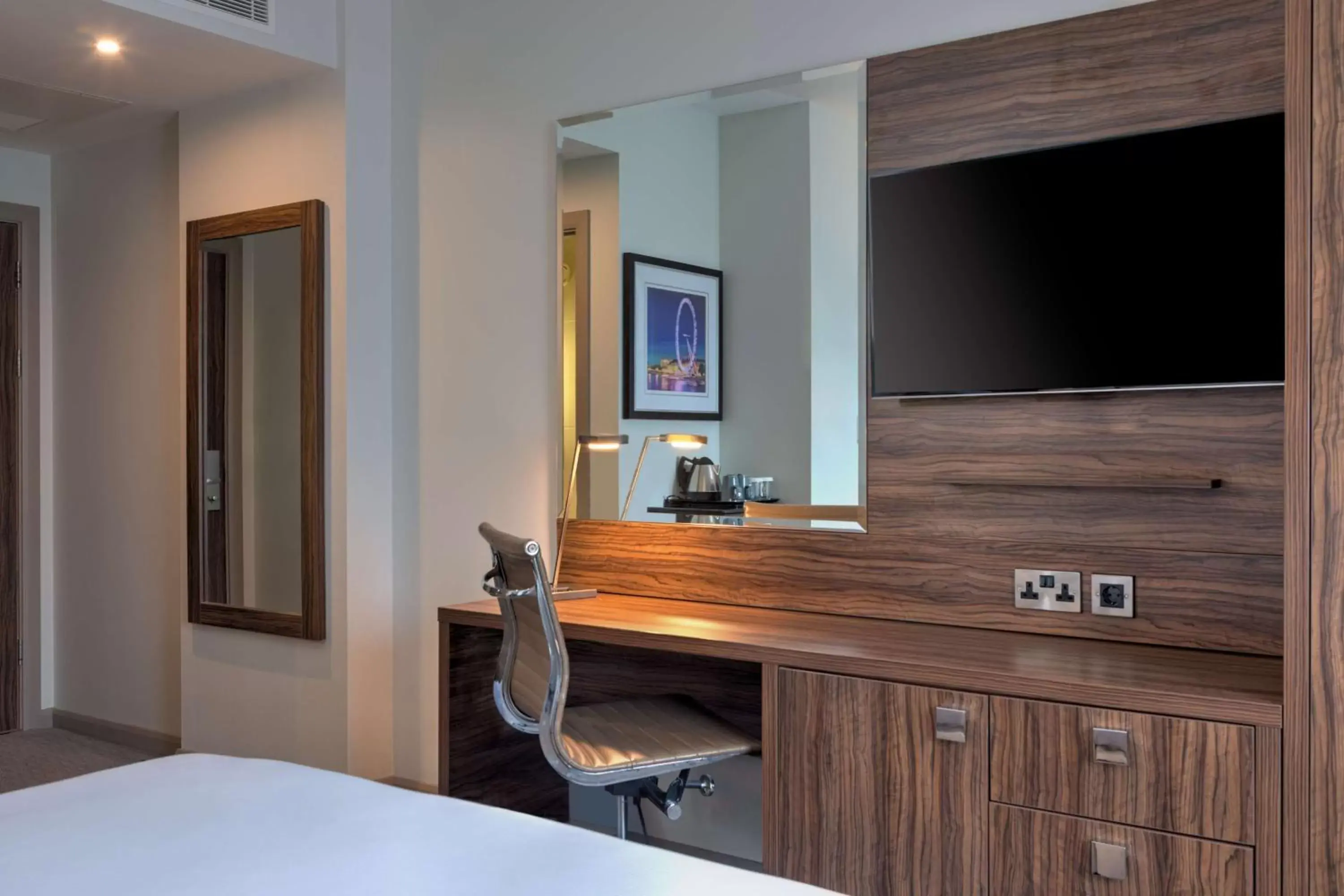 Bedroom, TV/Entertainment Center in DoubleTree by Hilton London Angel Kings Cross