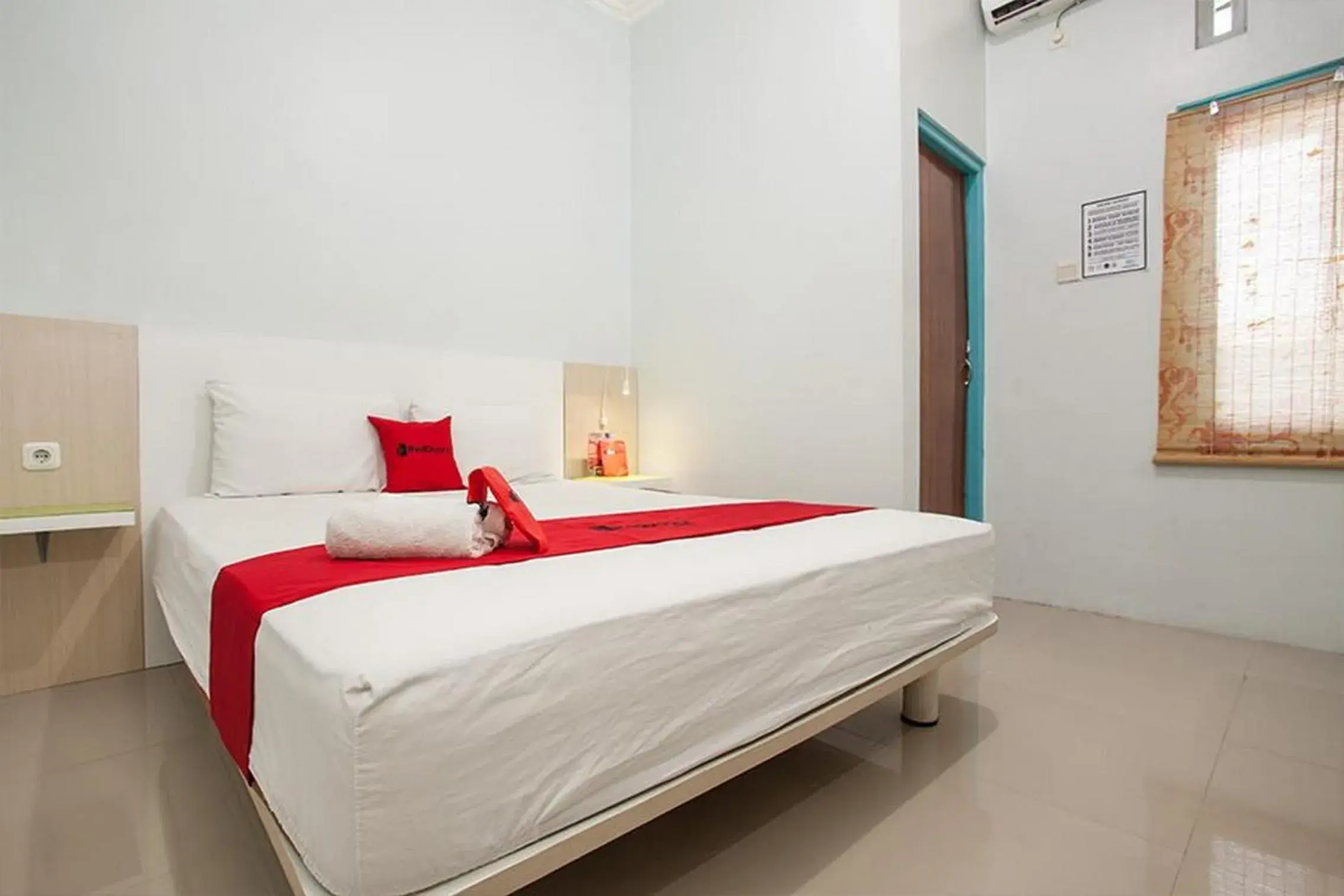 Bedroom, Bed in RedDoorz @ Kartohardjo Madiun