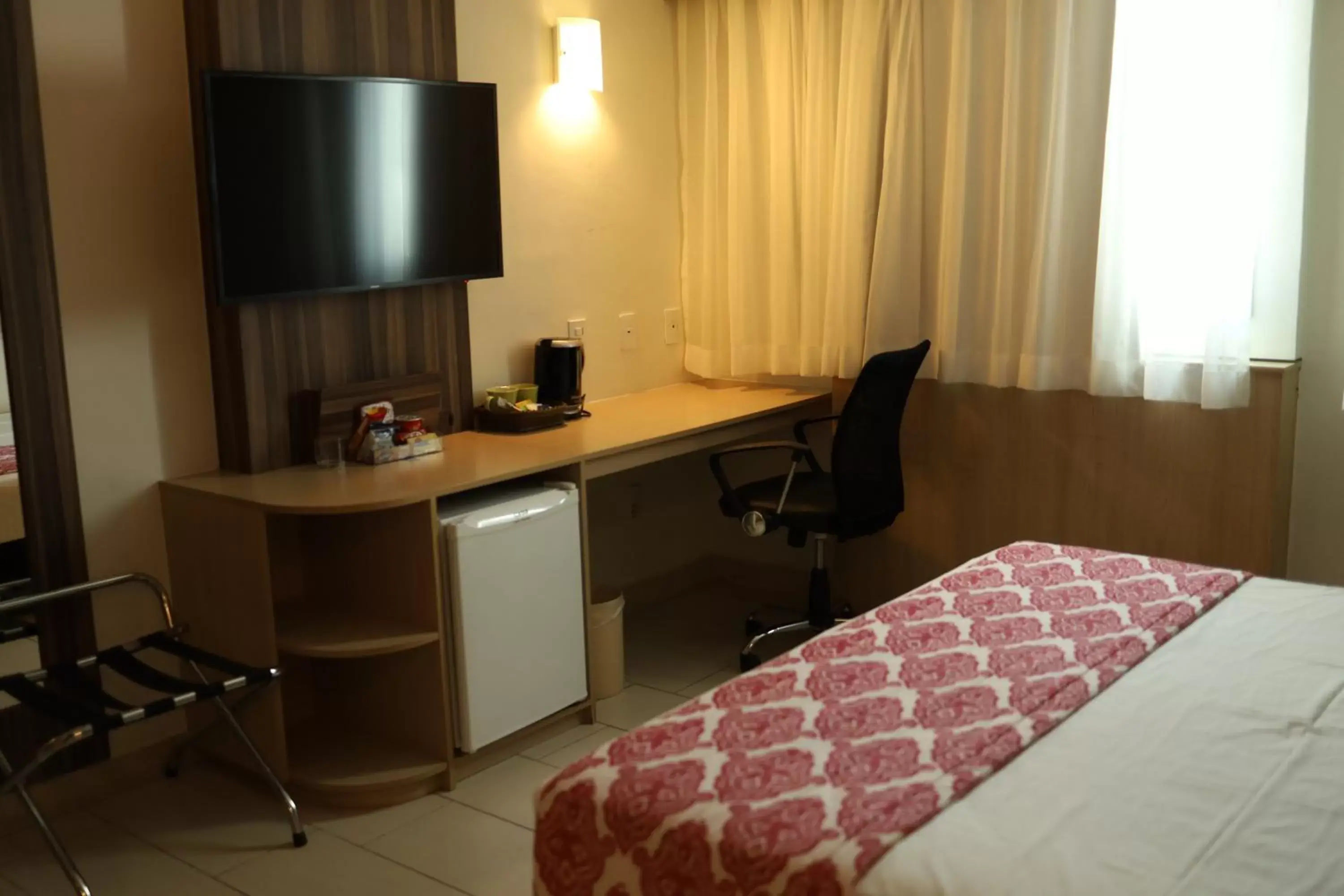 Bedroom, TV/Entertainment Center in Comfort Hotel Campos dos Goytacazes