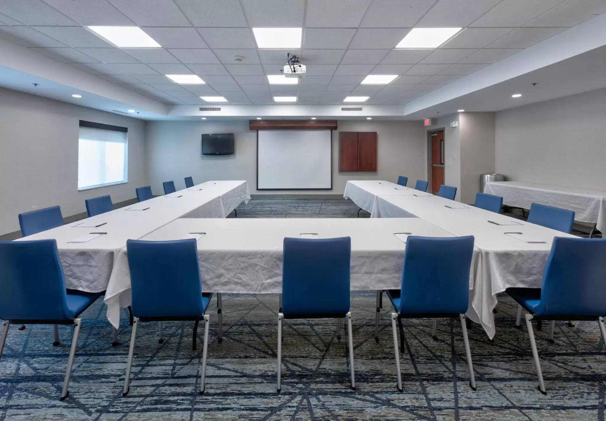 Meeting/conference room in Holiday Inn Express Hotel & Suites Shakopee, an IHG Hotel