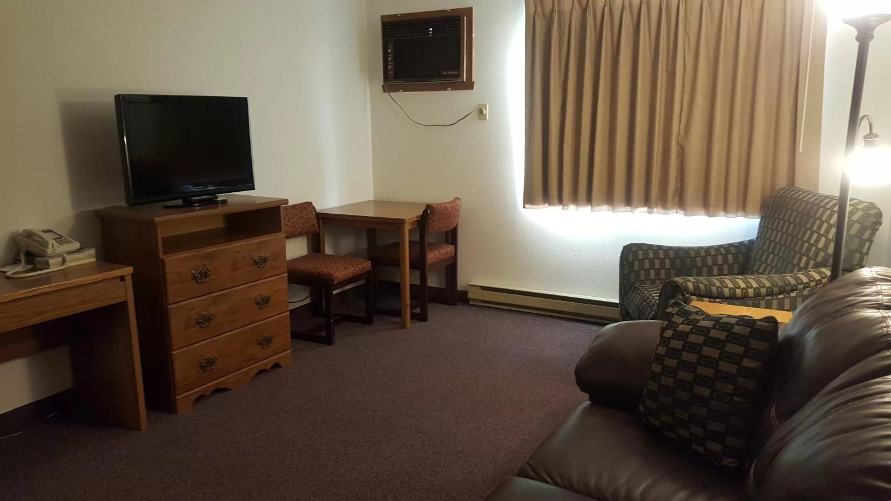 TV and multimedia in Rodeway Inn Gateway to Medora T-Roosevelt & Makoshika State Park