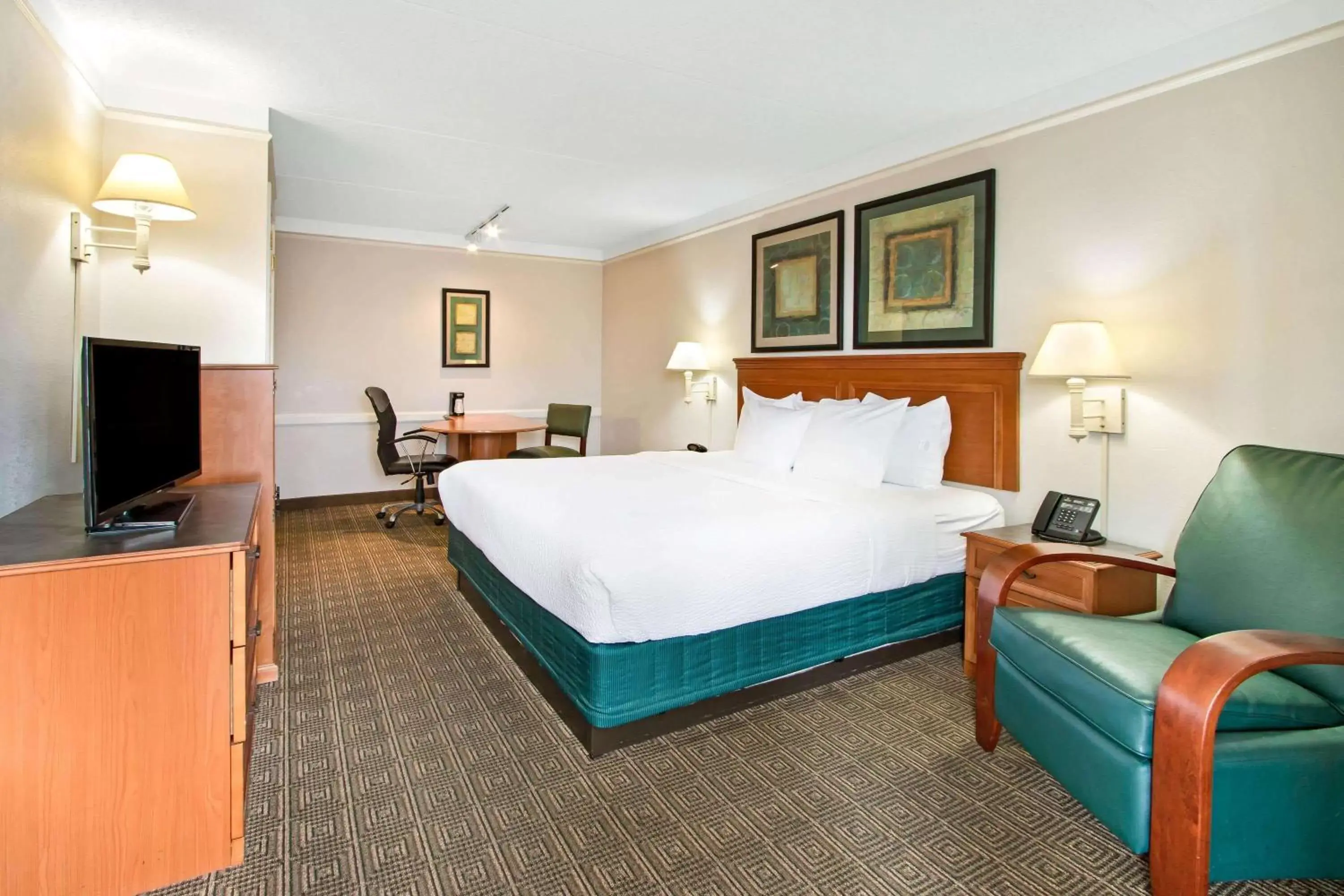 Photo of the whole room, Bed in La Quinta Inn by Wyndham Albuquerque Airport