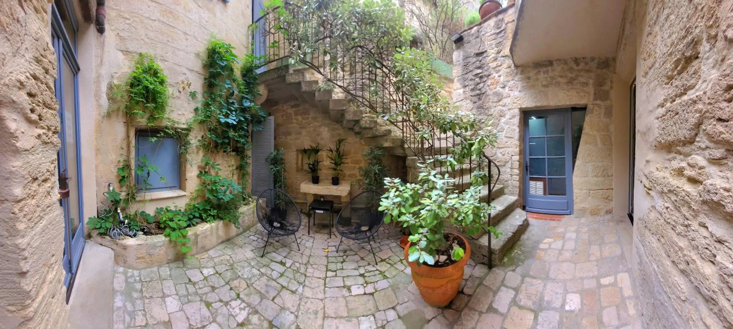 Inner courtyard view in Boutique Hôtel Entraigues