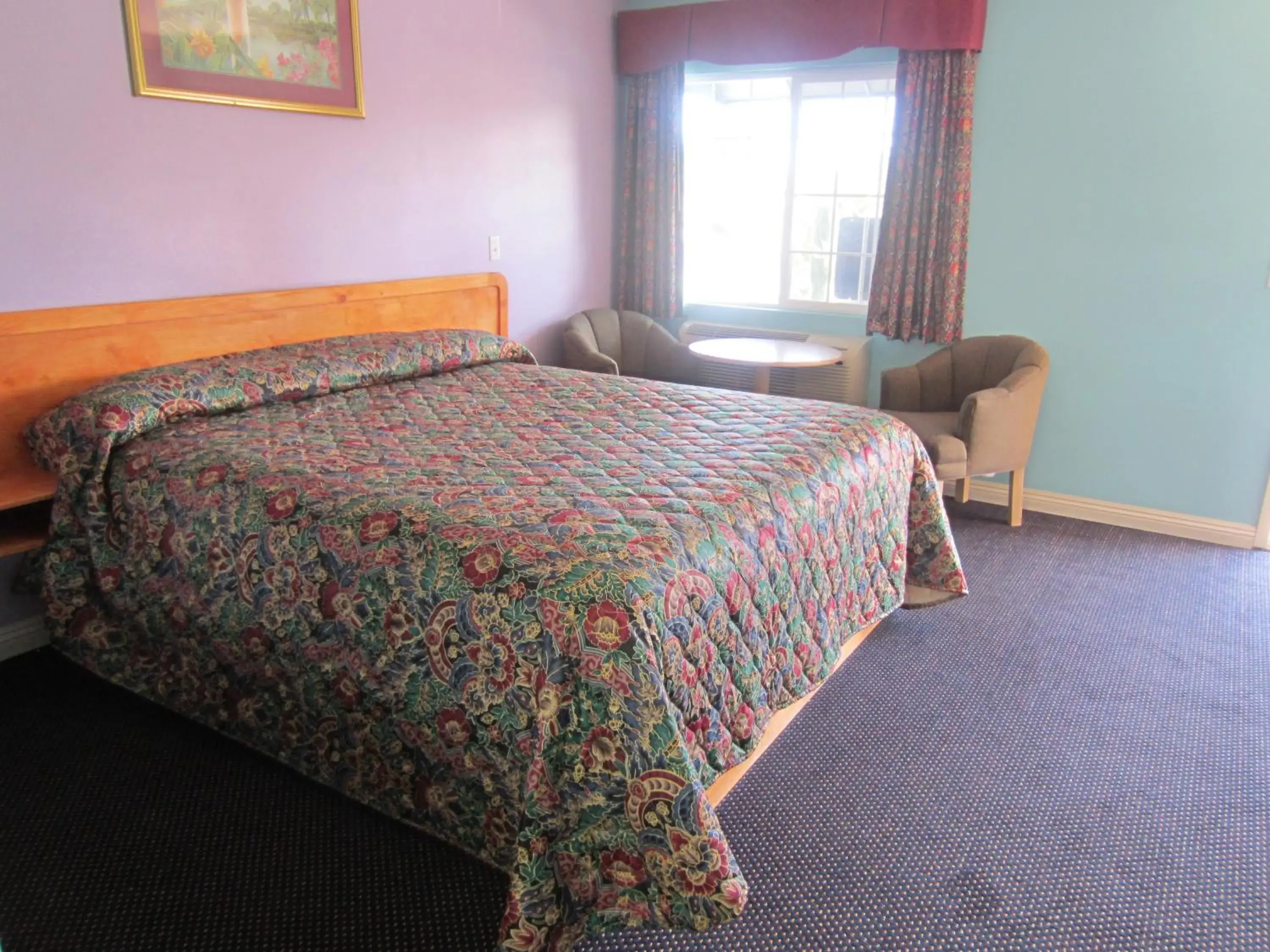 Bed in Starlight Inn Van Nuys