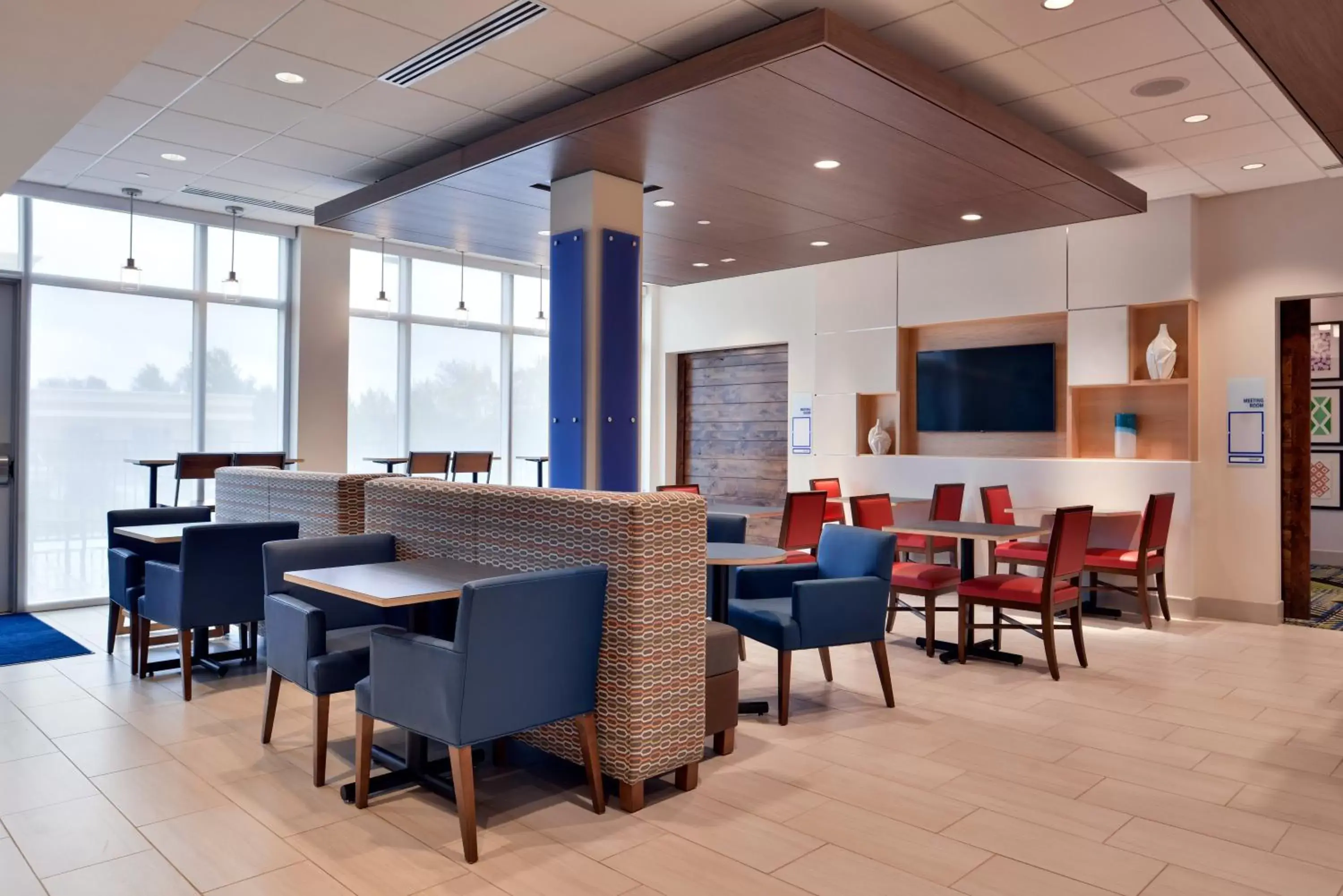 Lobby or reception, Lounge/Bar in Holiday Inn Express & Suites - Marshalltown, an IHG Hotel