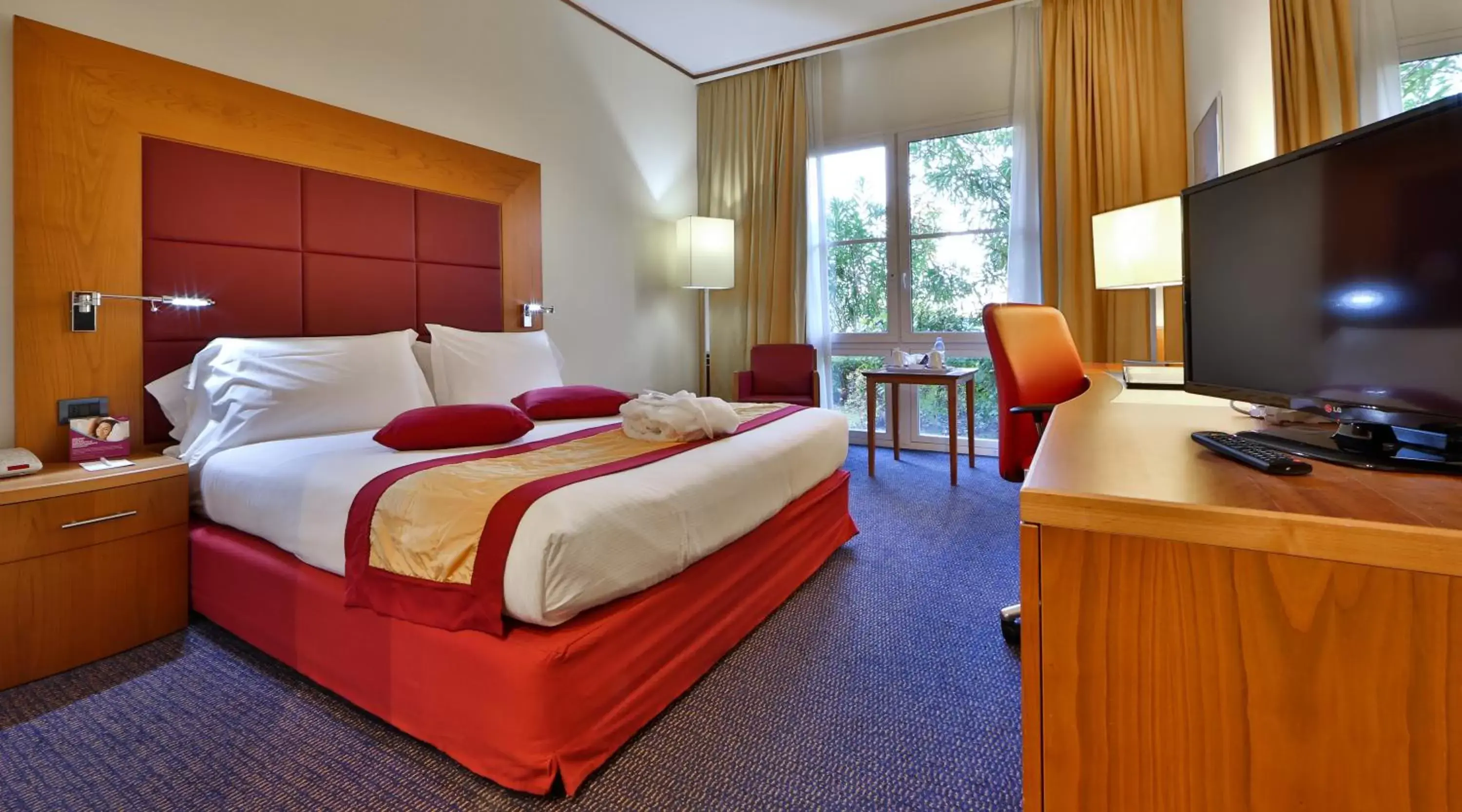 Bed in Crowne Plaza Venice East, an IHG Hotel