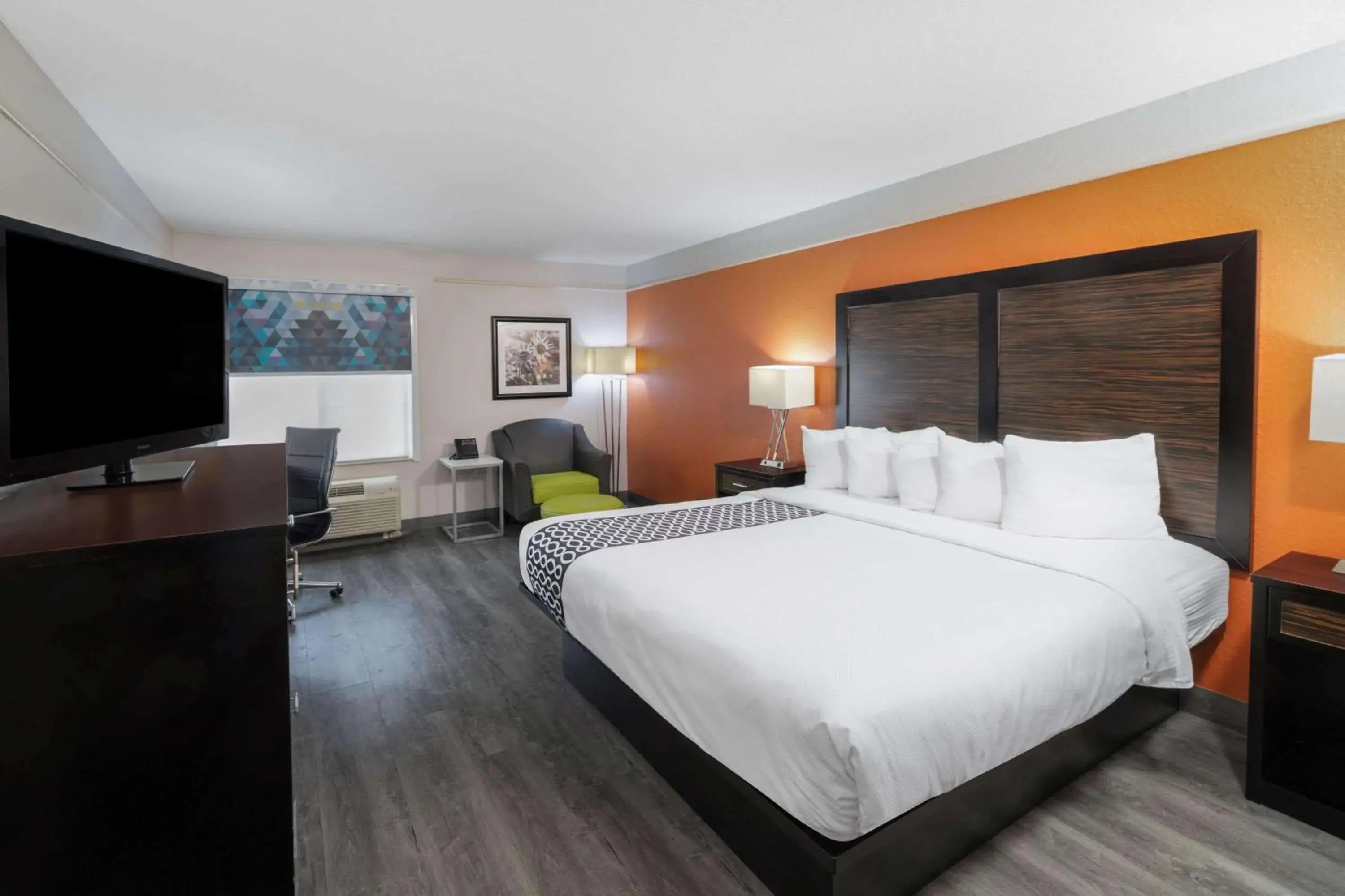 Photo of the whole room, Bed in La Quinta Inn & Suites by Wyndham Prattville