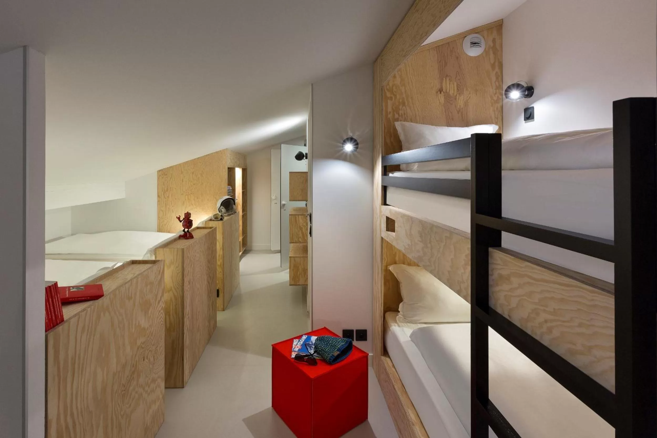 Photo of the whole room, Bed in RockyPop Chamonix - Les Houches