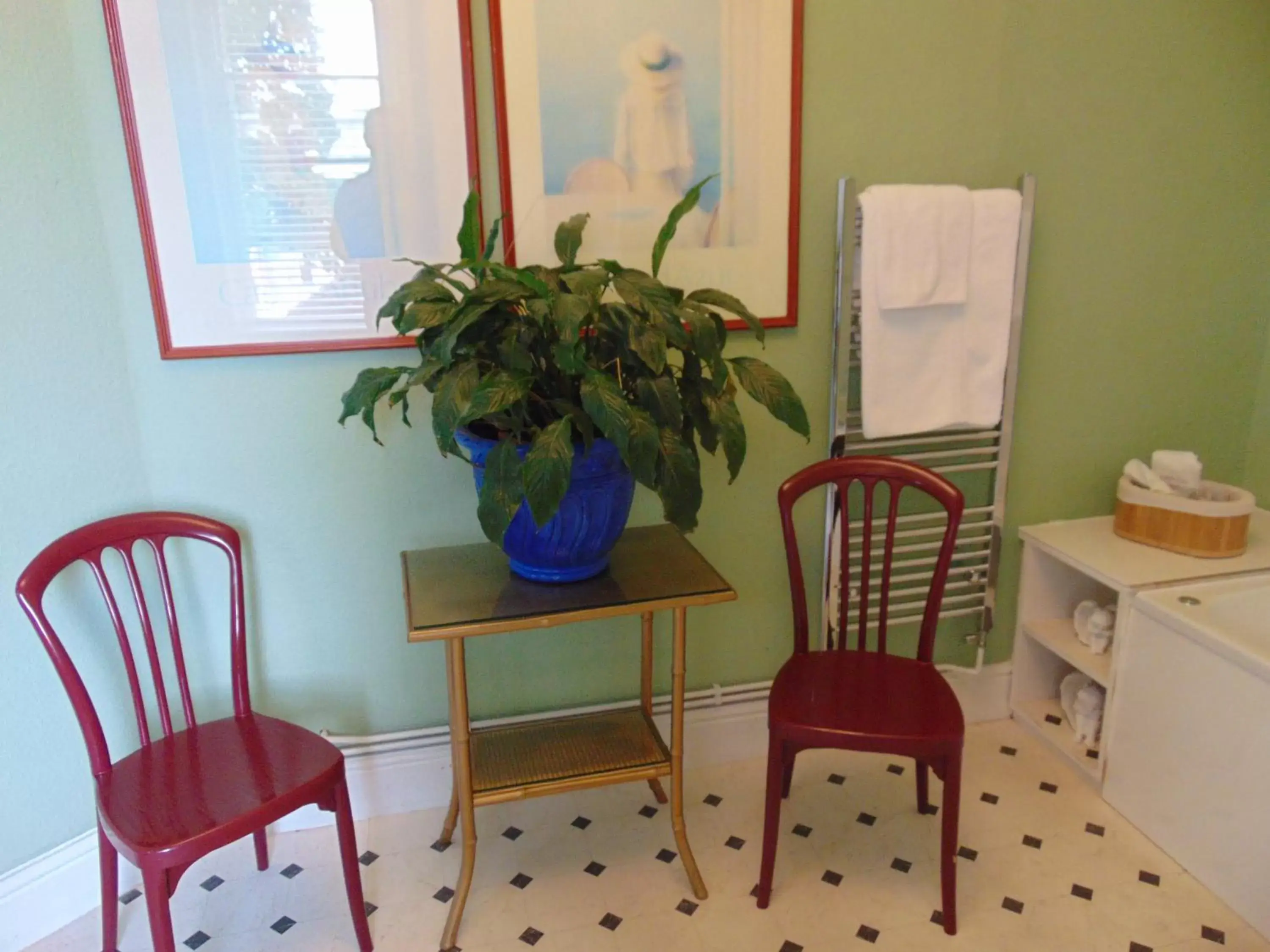 Bathroom, Seating Area in Holywell House