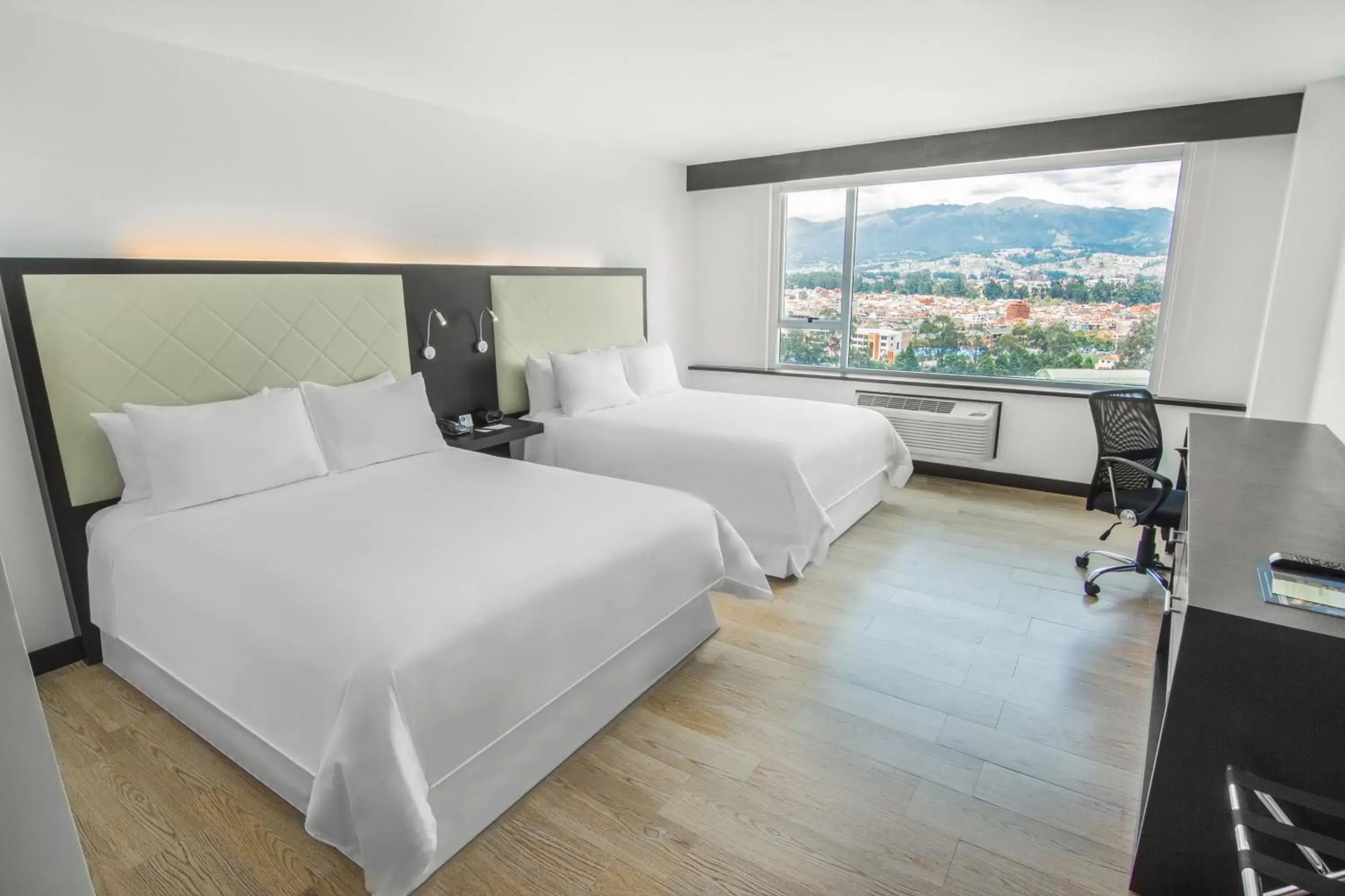 Photo of the whole room, Bed in Four Points by Sheraton Cuenca