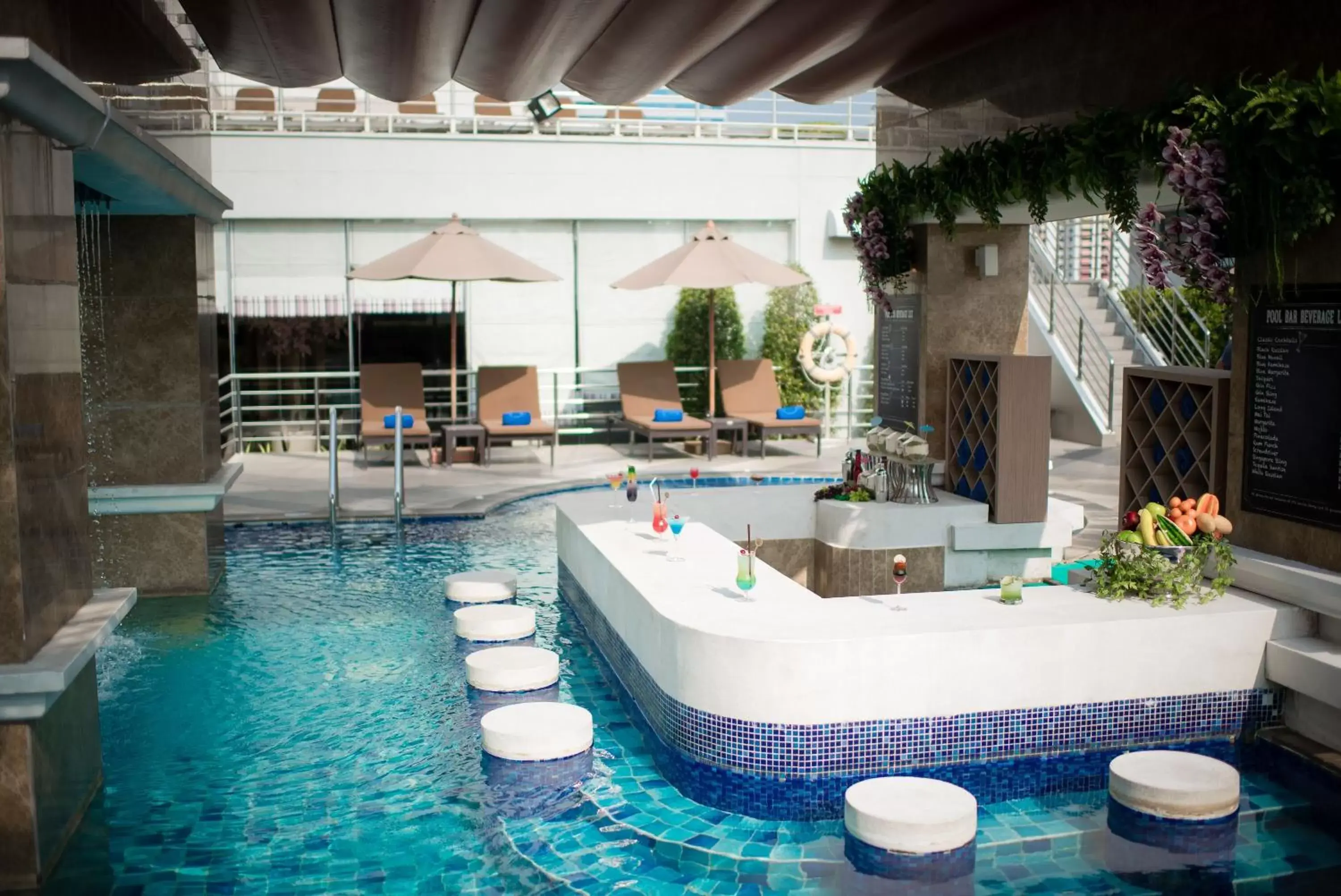 Lounge or bar, Swimming Pool in The Berkeley Hotel Pratunam - SHA Extra Plus