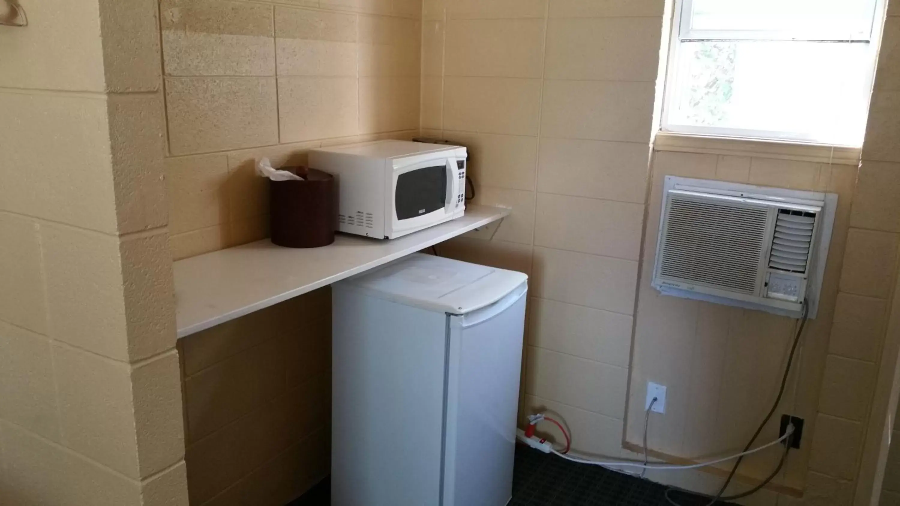 Coffee/tea facilities, Kitchen/Kitchenette in Riverview Motel