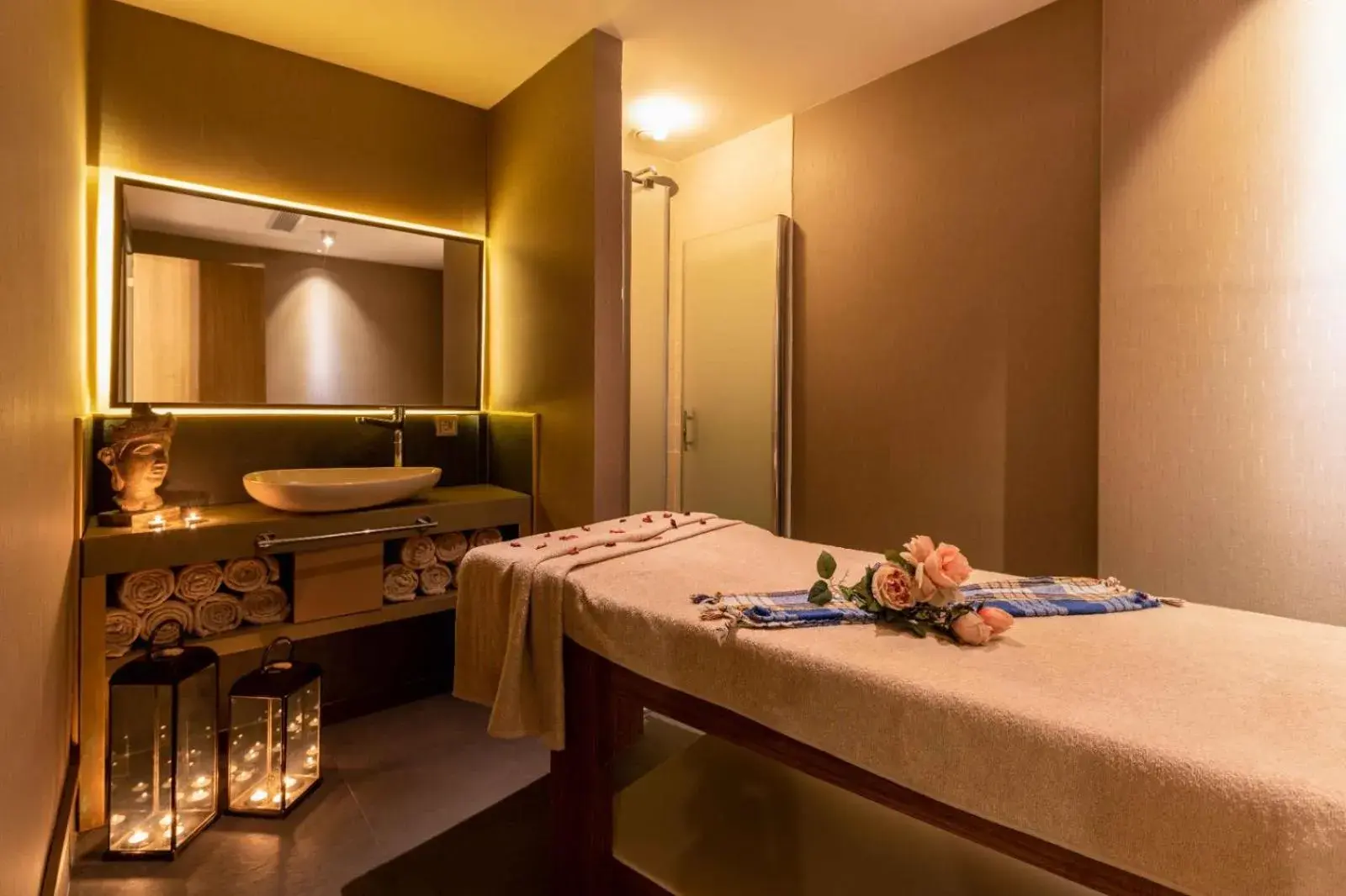 Massage, Bathroom in Hotel Genova