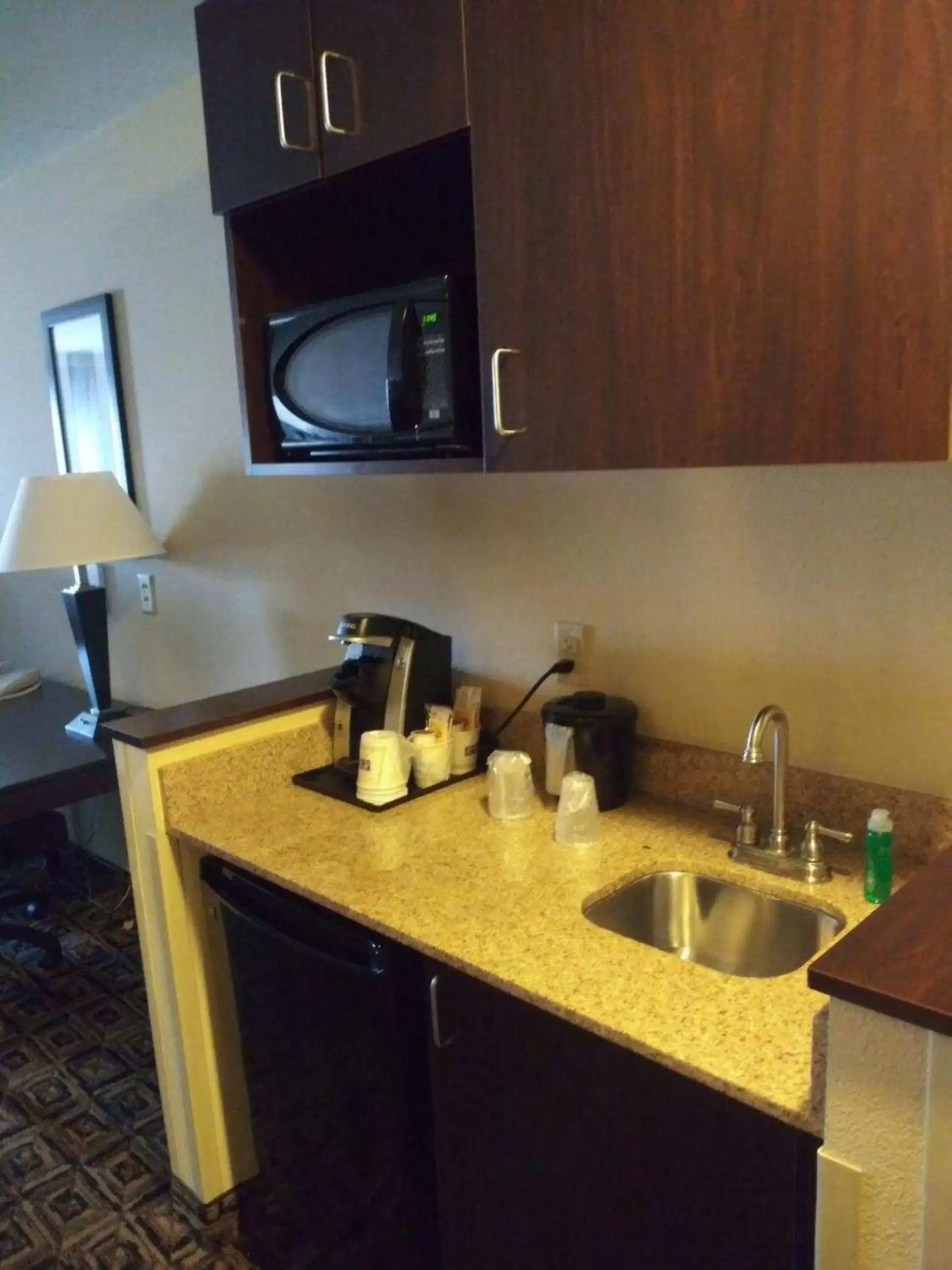 Photo of the whole room, Kitchen/Kitchenette in Holiday Inn Express & Suites Zanesville North, an IHG Hotel