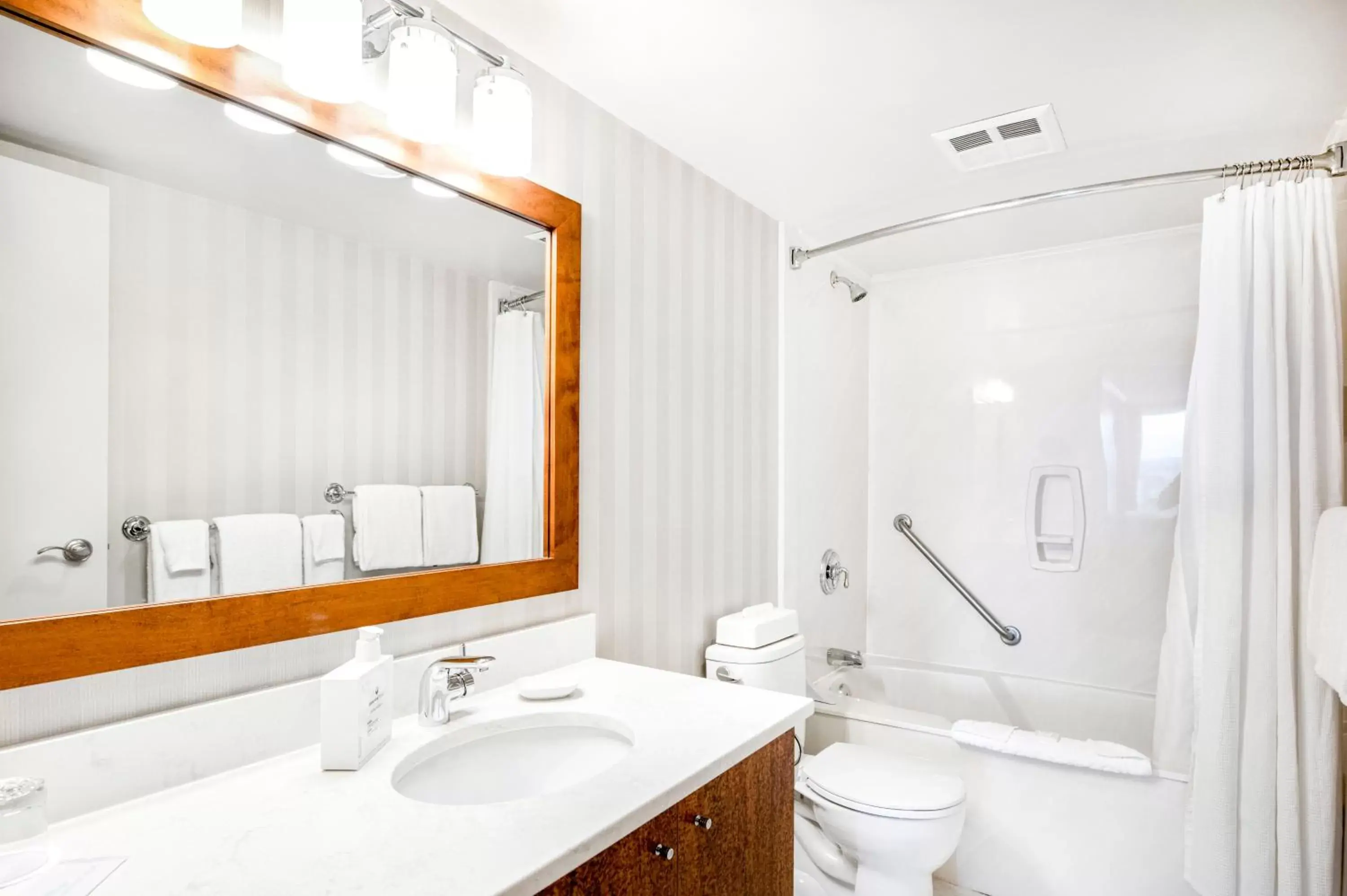 Shower, Bathroom in Victoria Regent Waterfront Hotel & Suites