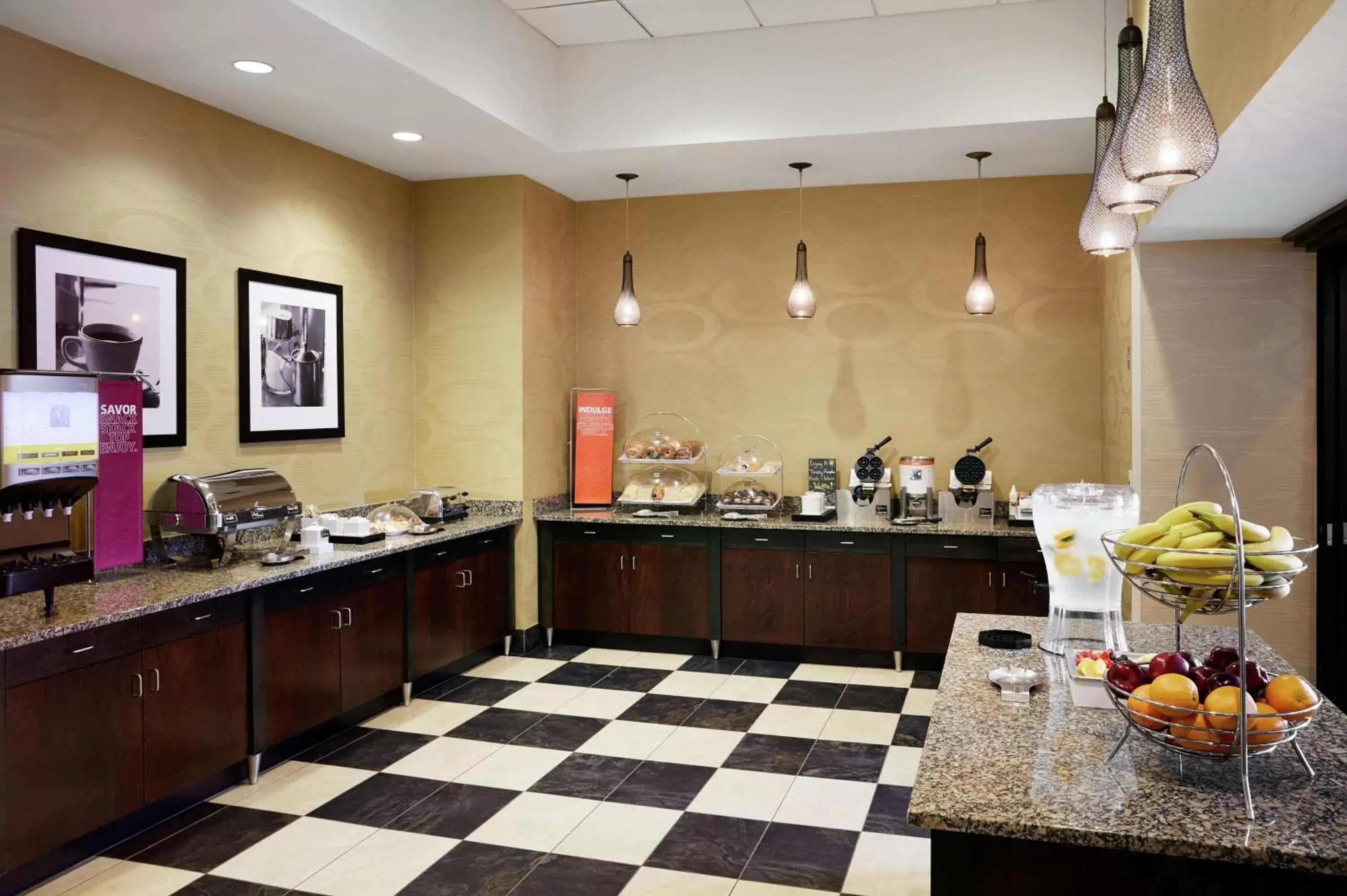 Breakfast, Restaurant/Places to Eat in Hampton Inn & Suites Mt. Prospect