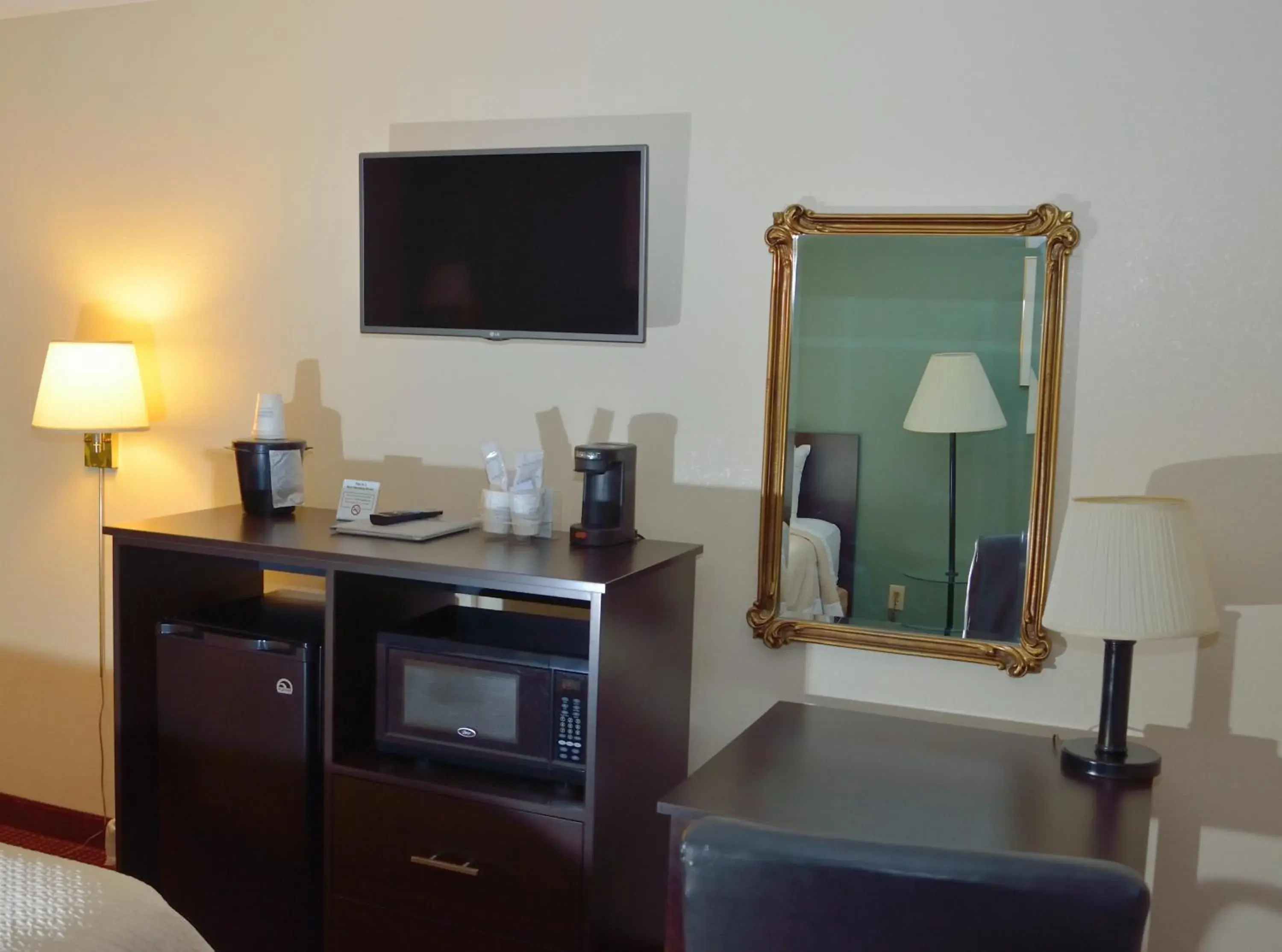 minibar, TV/Entertainment Center in Days Inn by Wyndham Glasgow