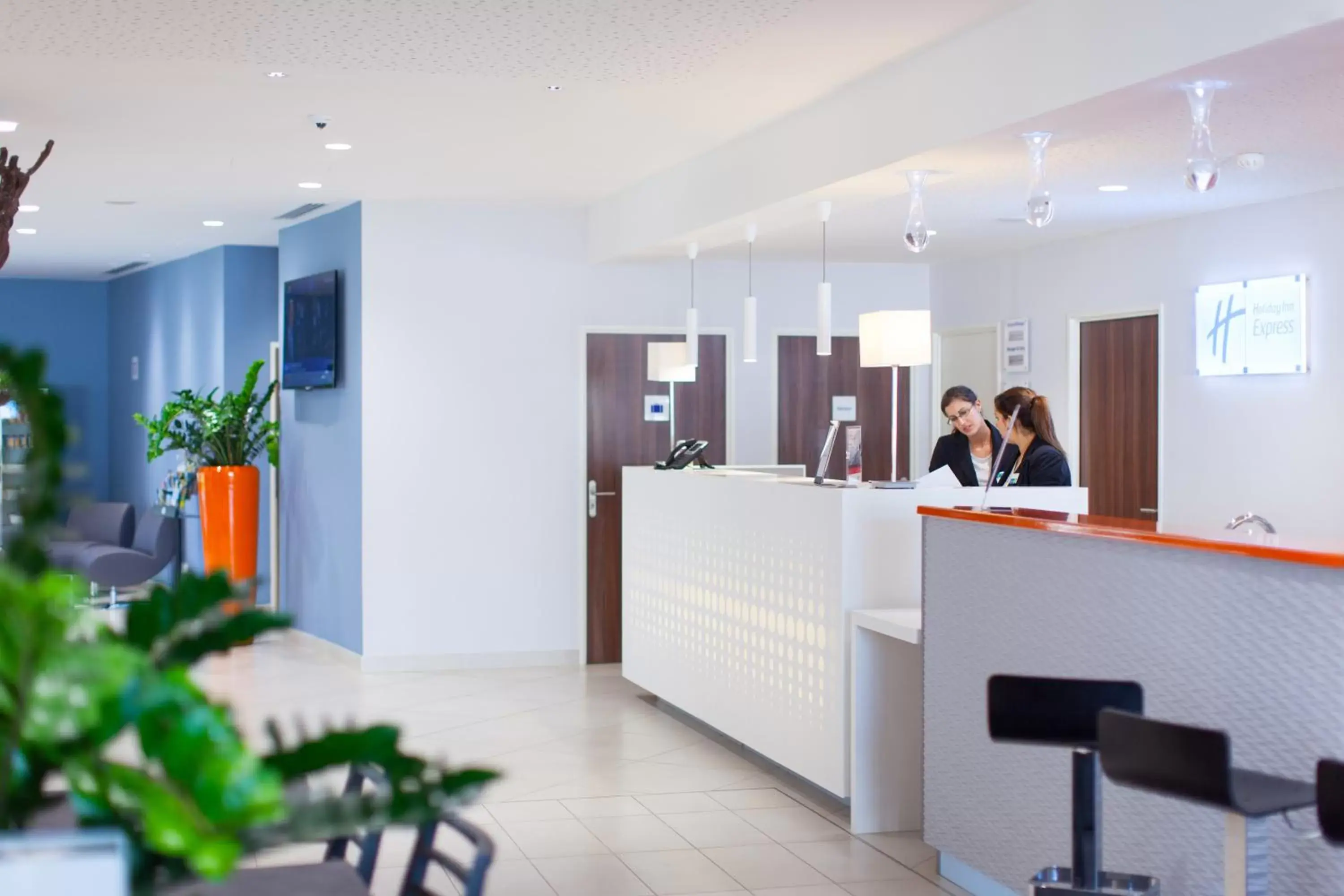 Property building, Lobby/Reception in Holiday Inn Express Toulon - Est, an IHG Hotel