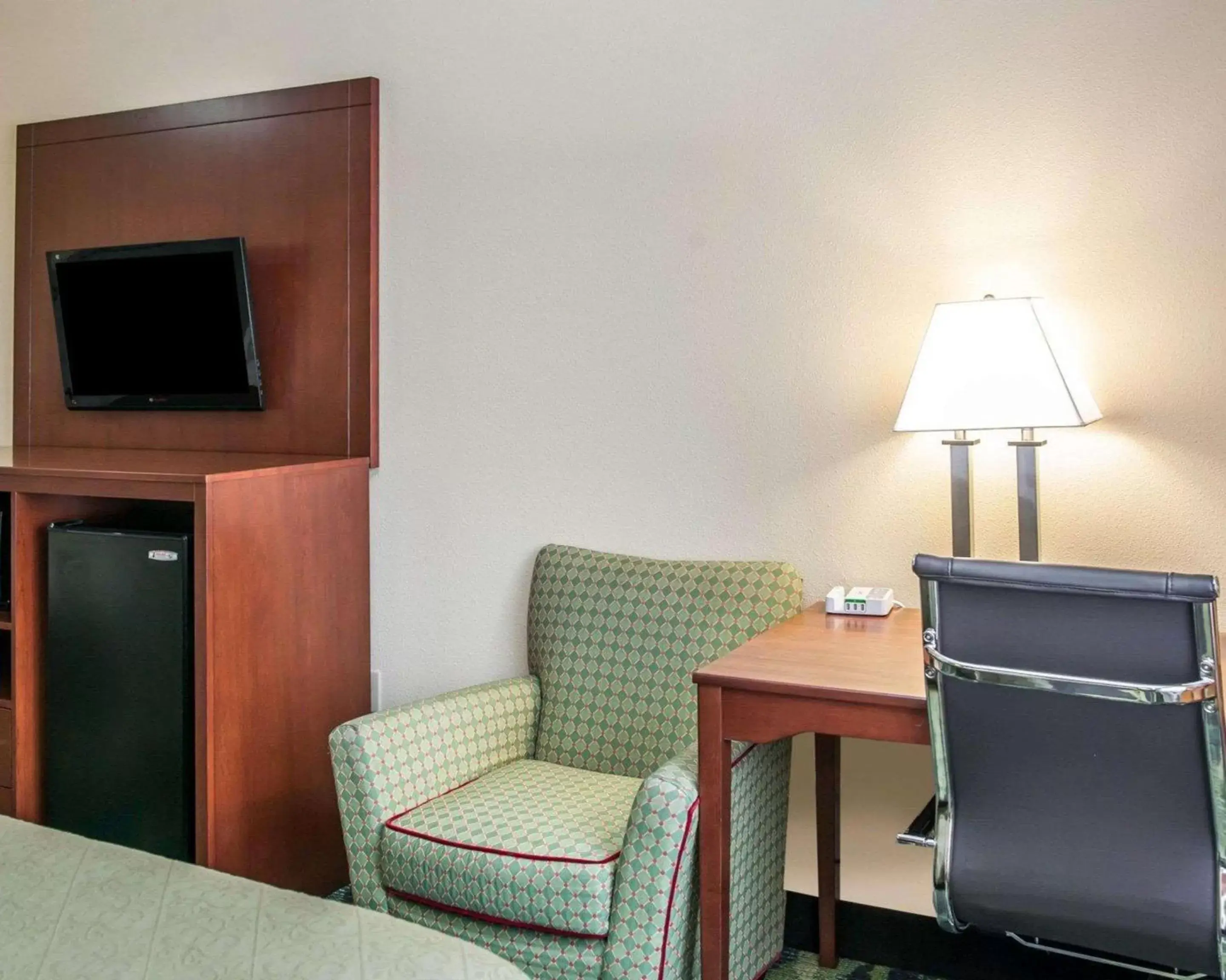 Photo of the whole room, Seating Area in Quality Inn & Suites South Bend Airport