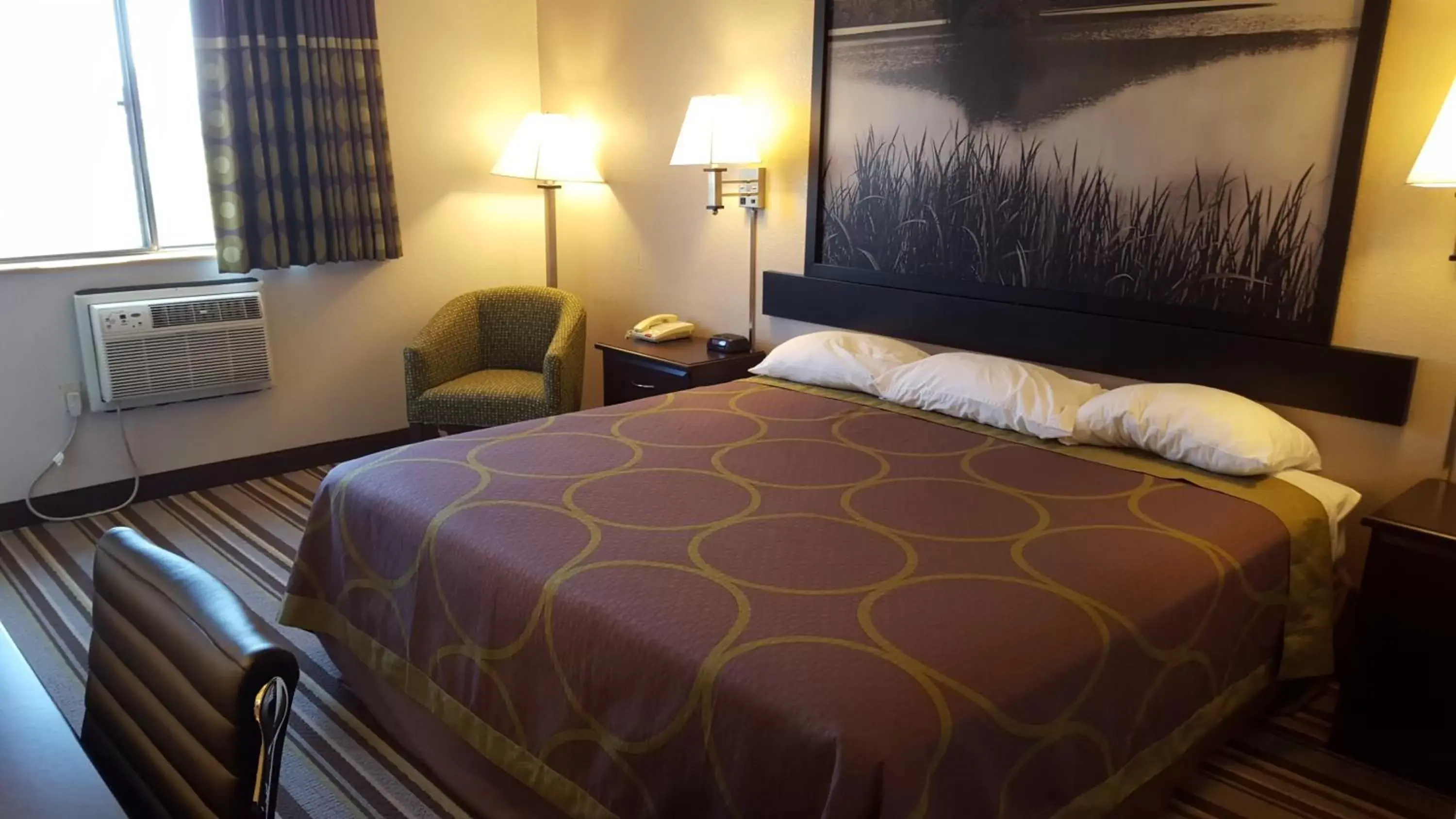 Bedroom, Bed in Super 8 by Wyndham Waynesboro