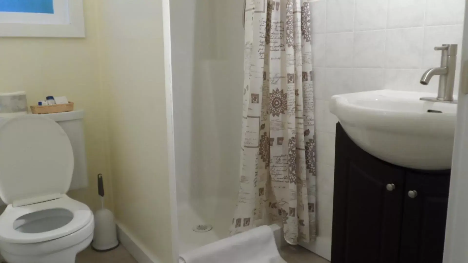 Shower, Bathroom in Cherry Tree Inn