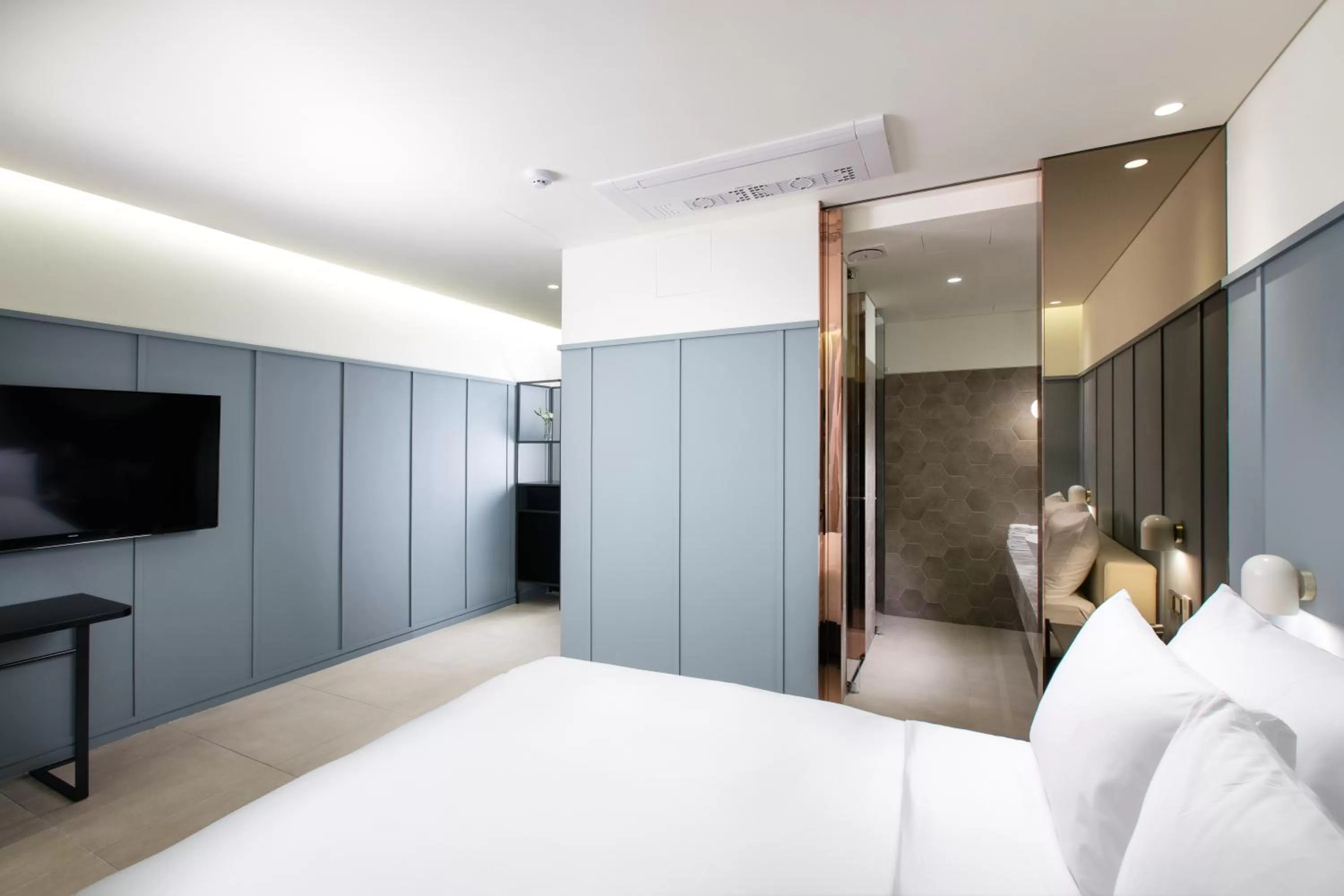 Photo of the whole room, Bed in Park Marine Hotel